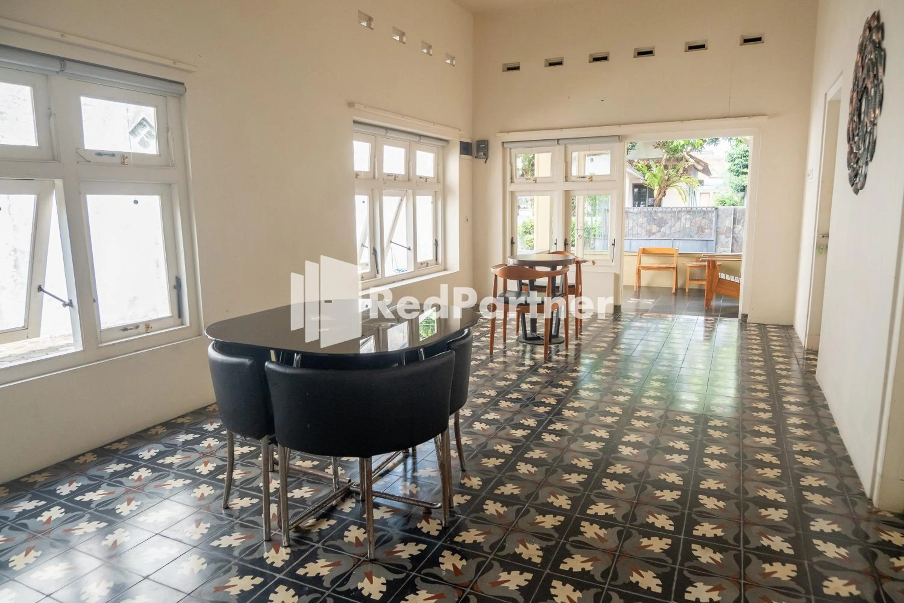 Living room in Villa Dora Jogja near Malioboro Area Mitra RedDoorz