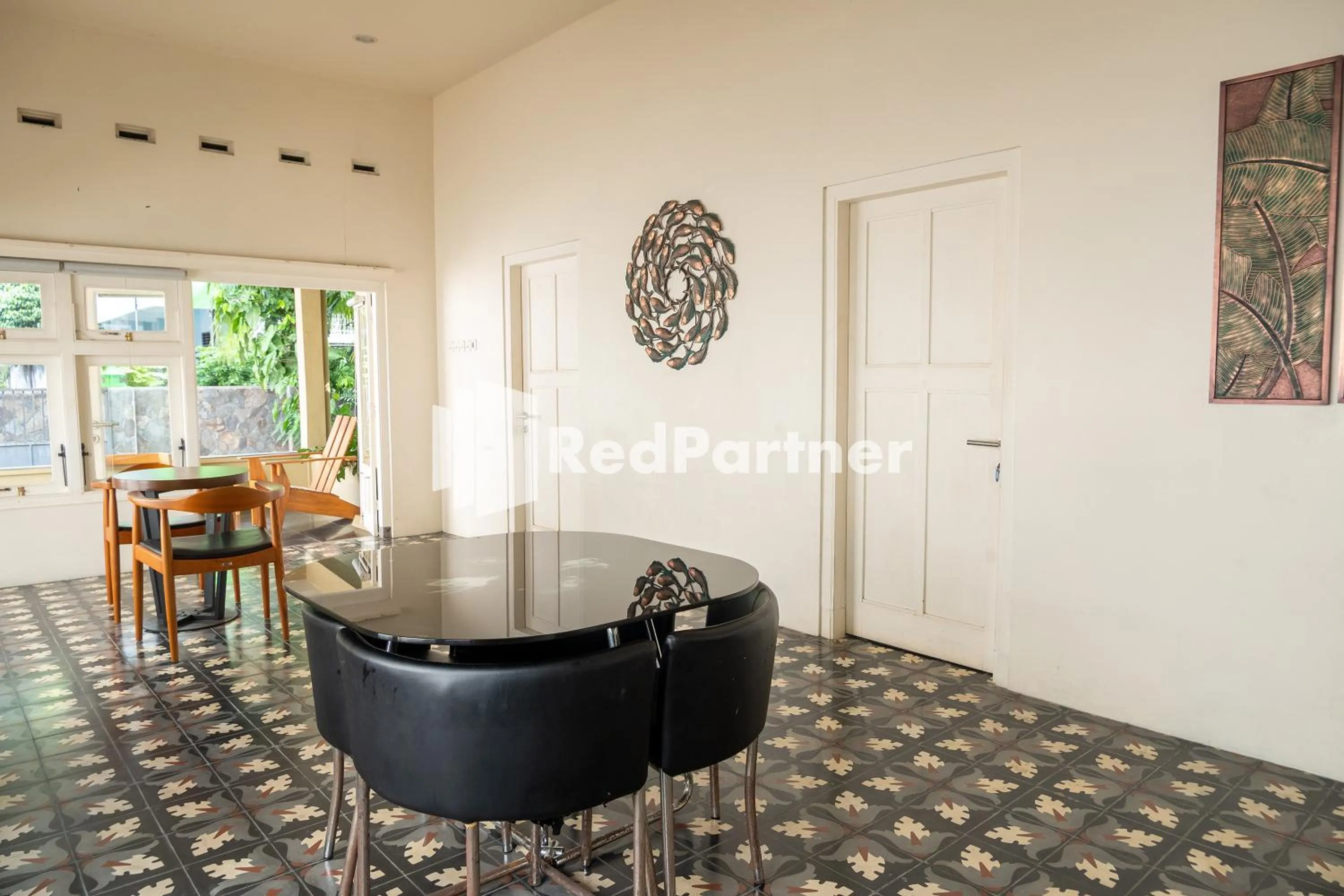 Living room in Villa Dora Jogja near Malioboro Area Mitra RedDoorz