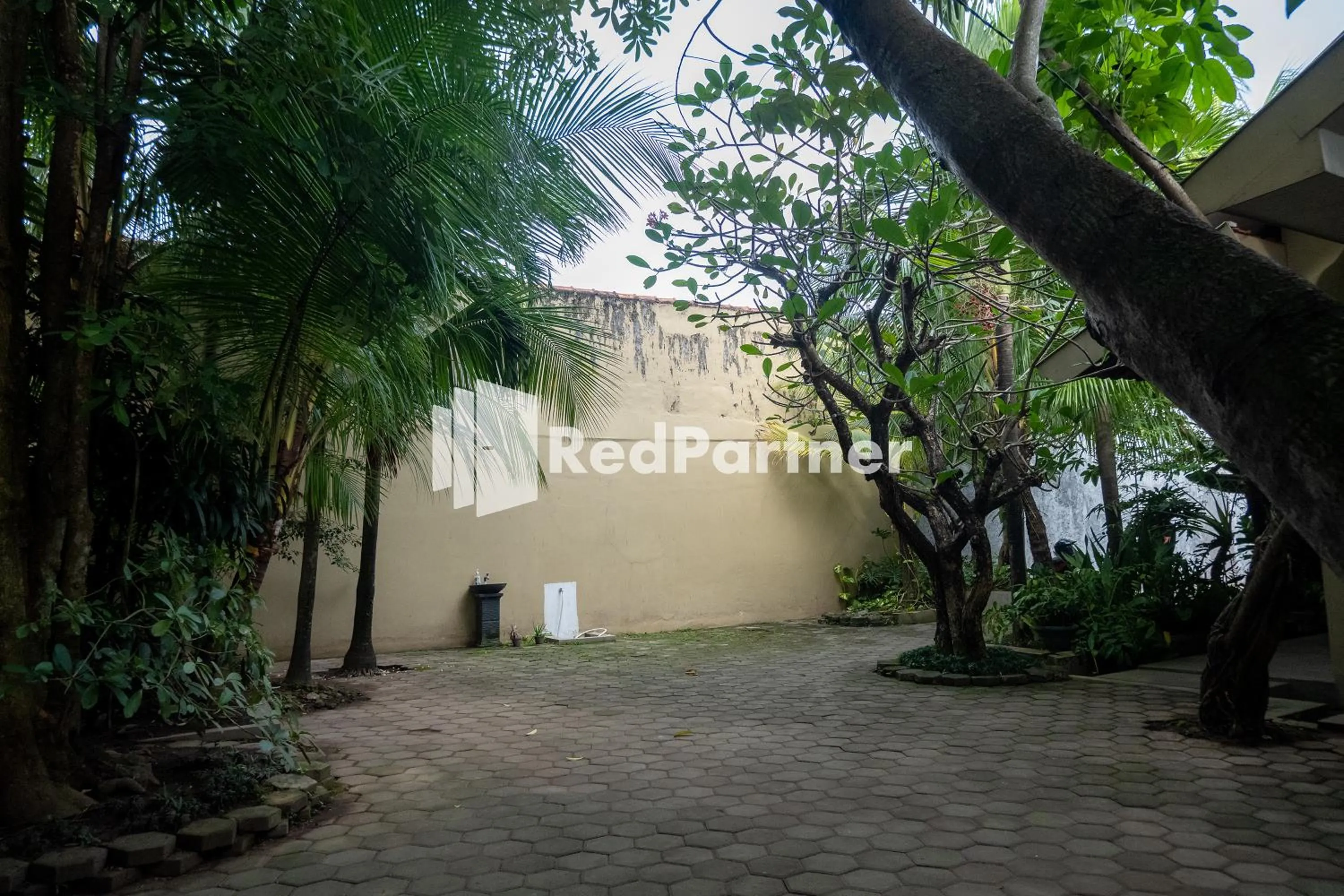 Garden in Villa Dora Jogja near Malioboro Area Mitra RedDoorz