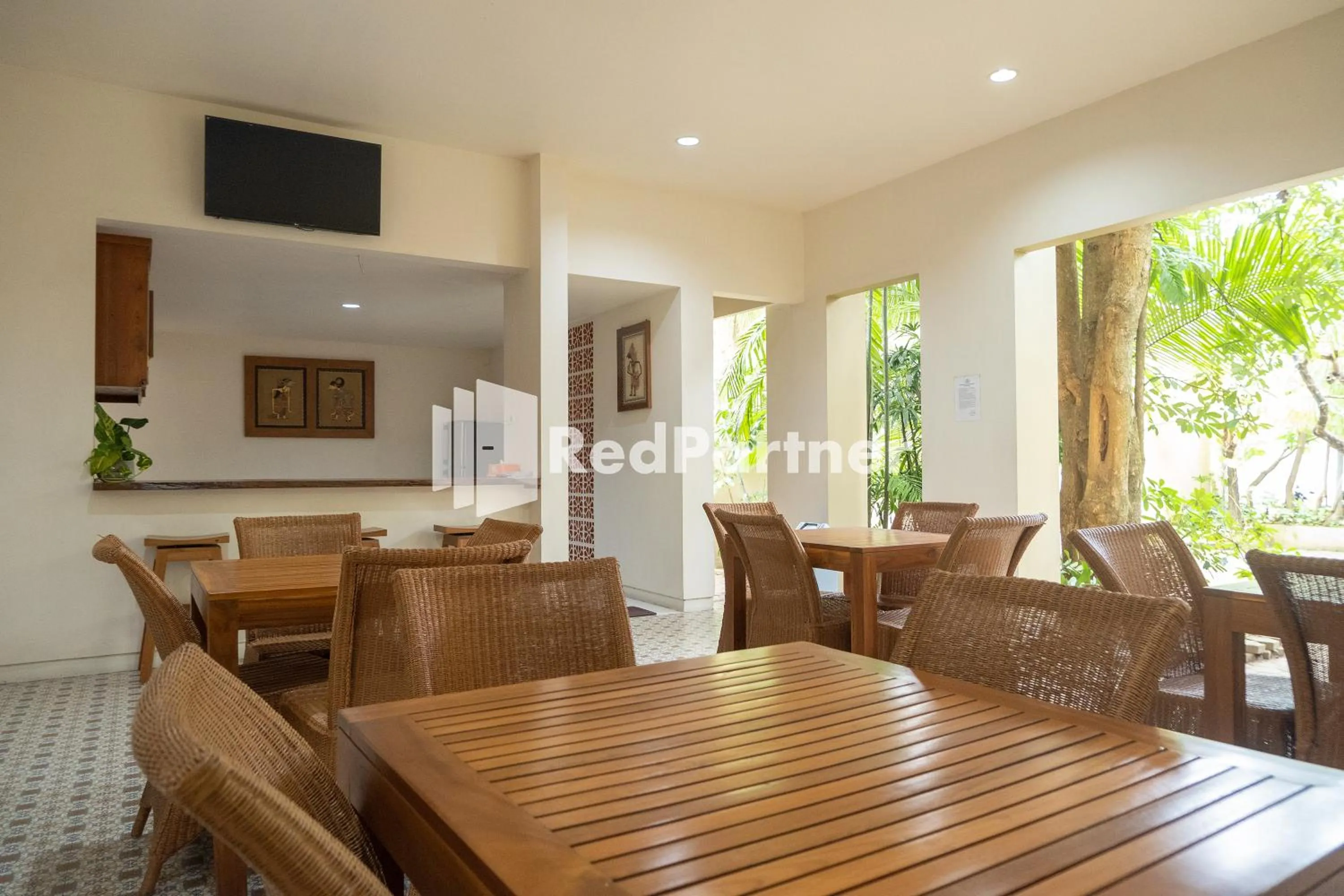 Dining area in Villa Dora Jogja near Malioboro Area Mitra RedDoorz