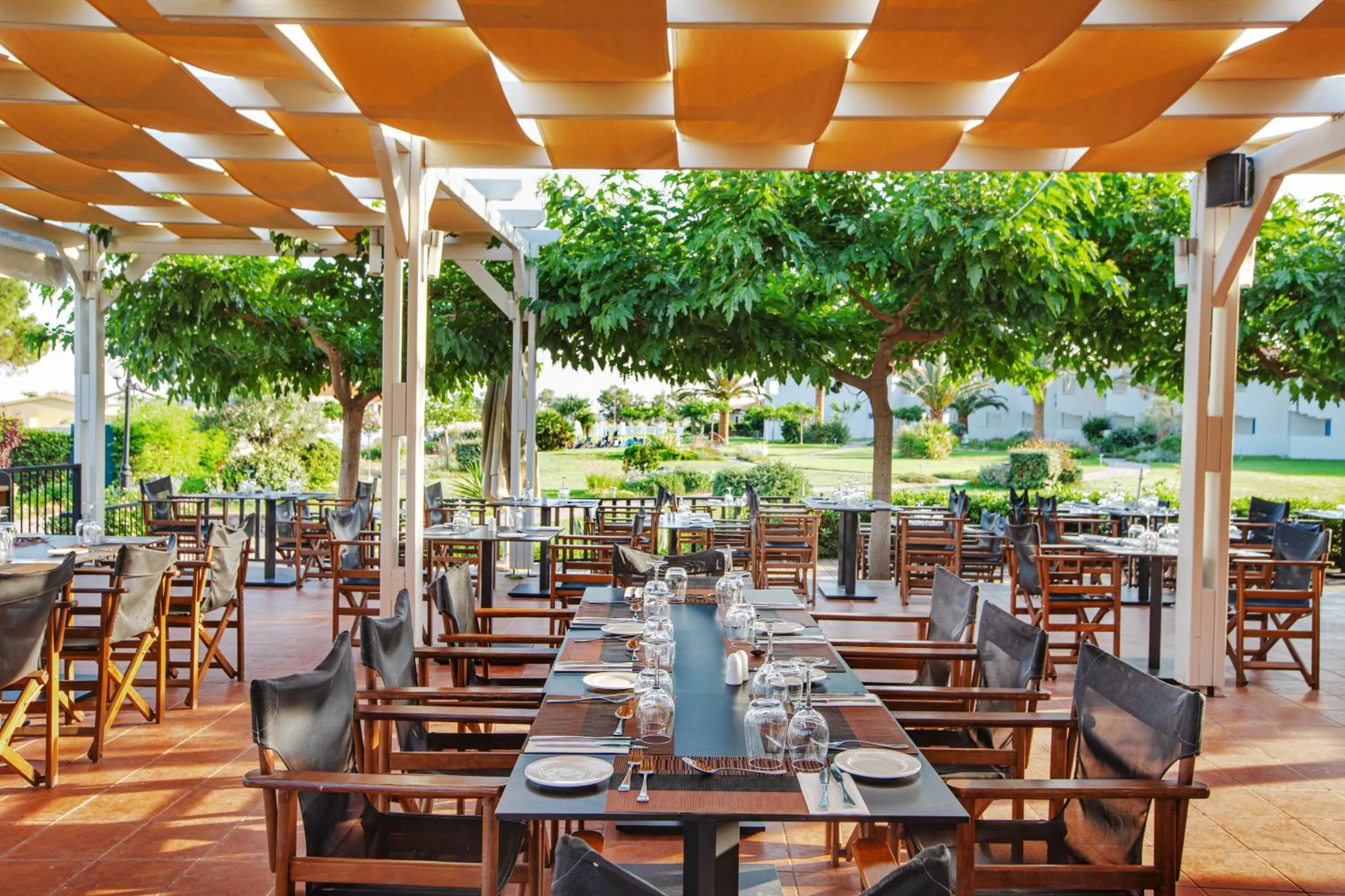 Restaurant/places to eat in Aeolian Village Beach Resort