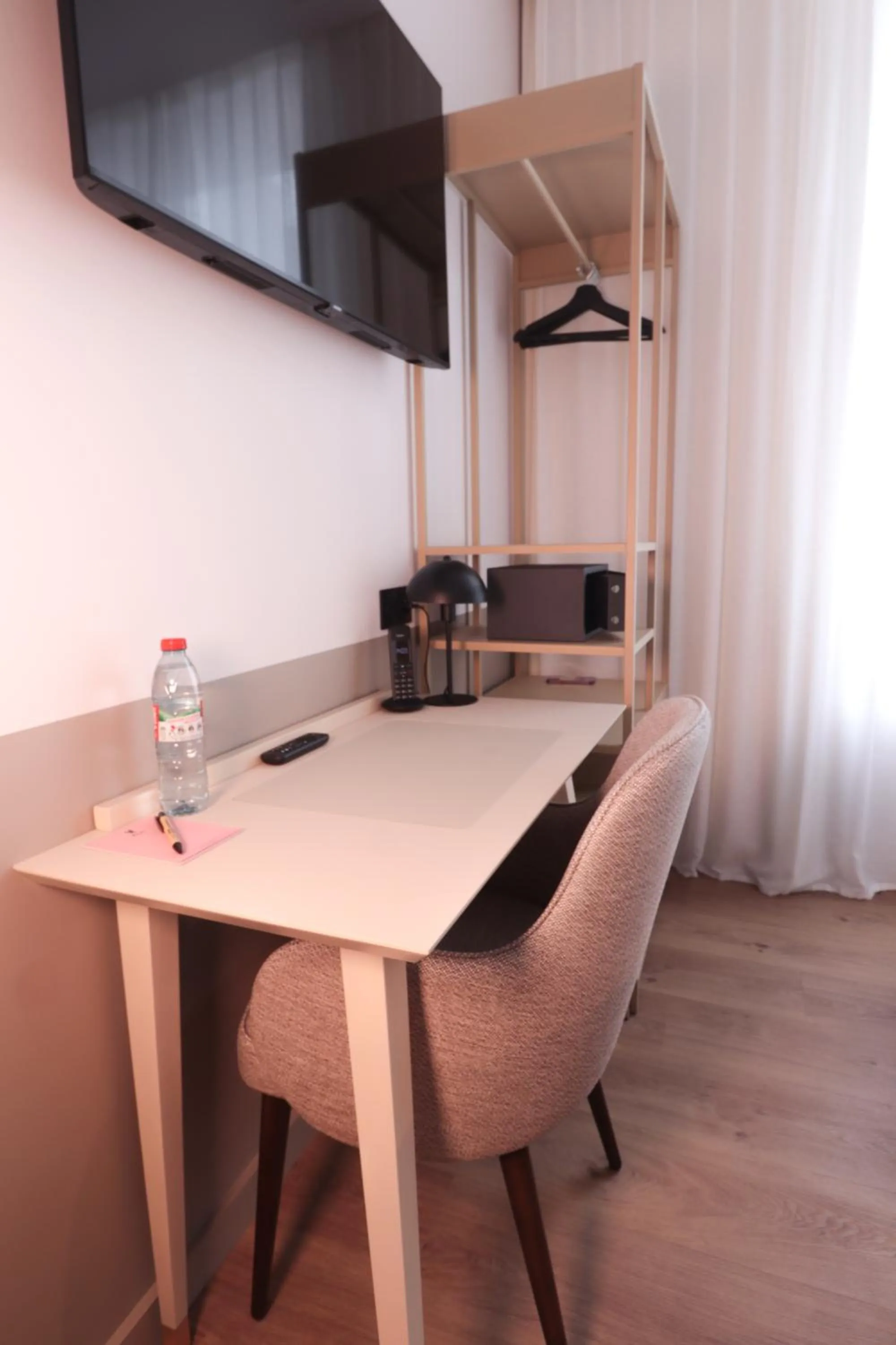 Bedroom, TV/Entertainment Center in Hotel Continental