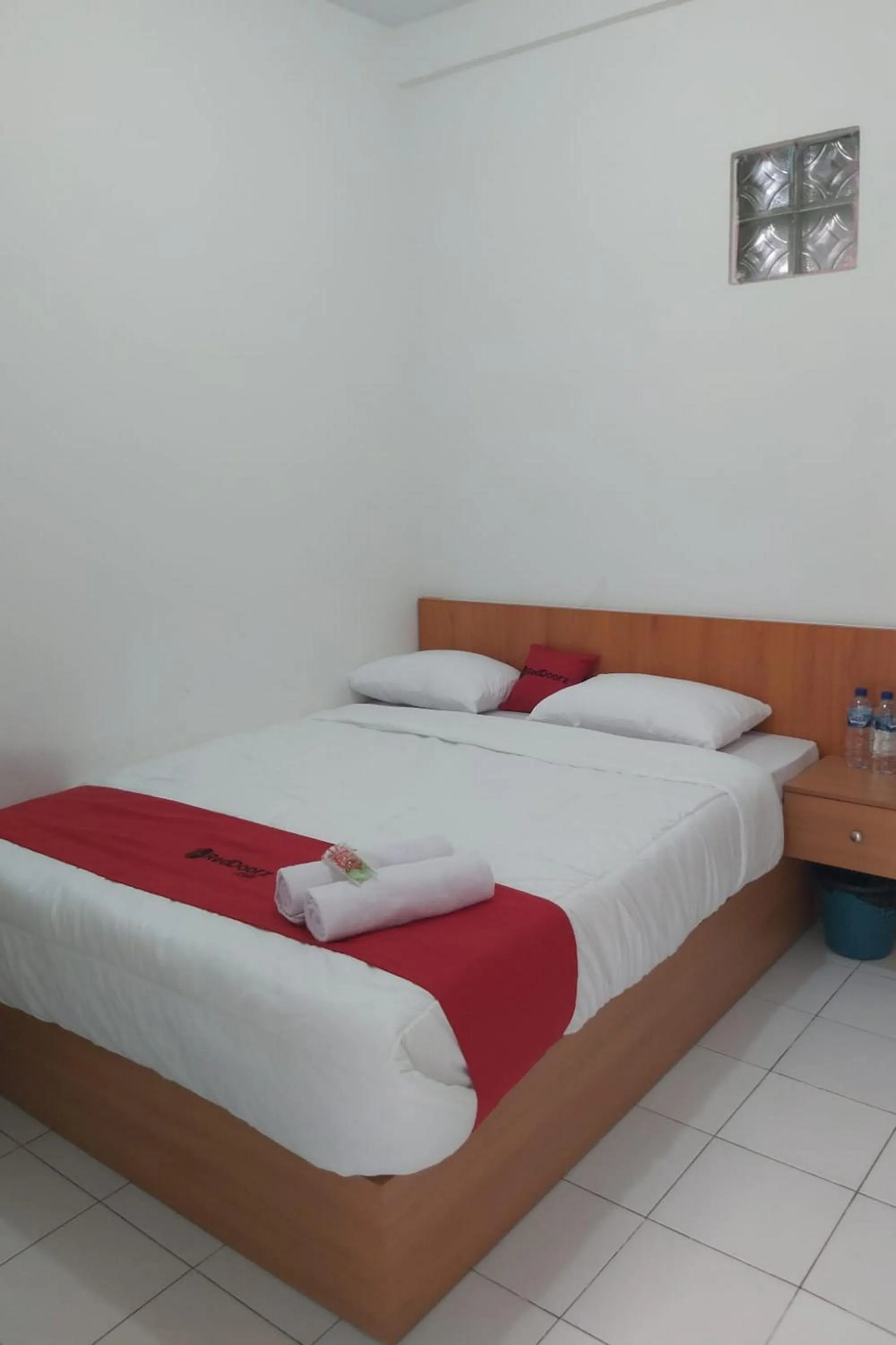 Bed in RedDoorz near GOR UNY