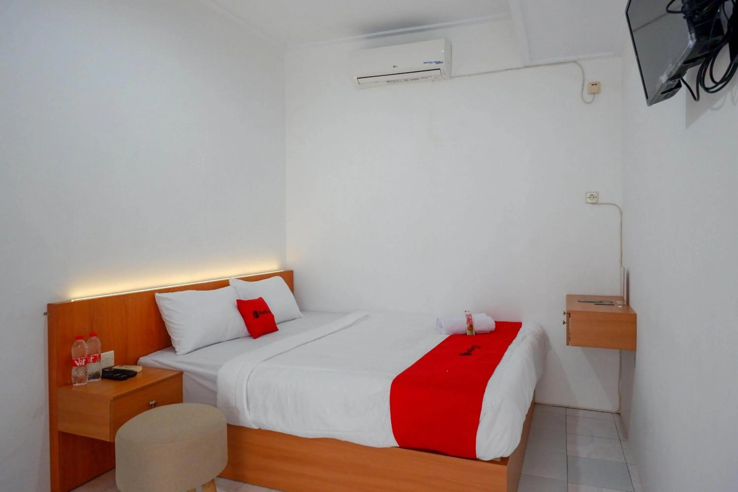 Bedroom, Bed in RedDoorz near GOR UNY