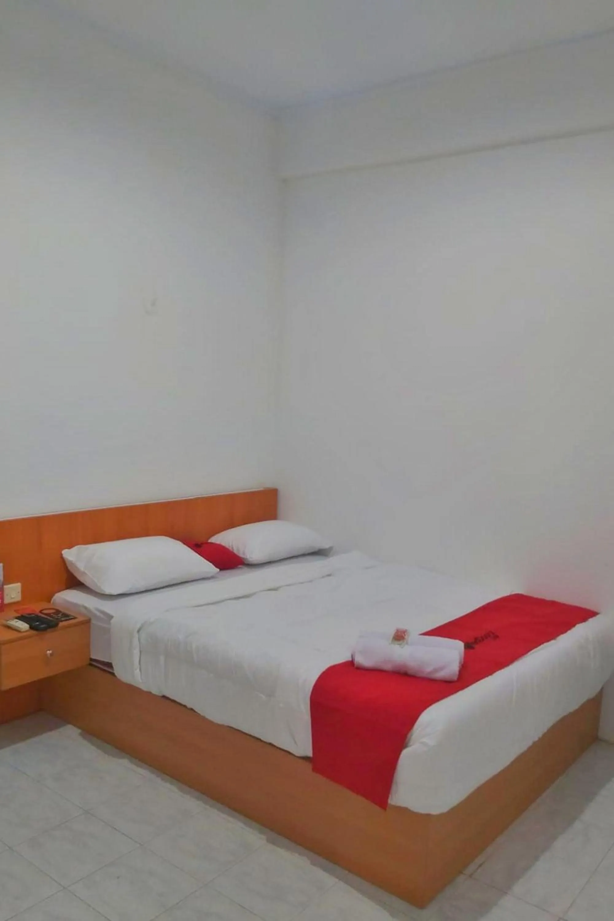 Bed in RedDoorz near GOR UNY