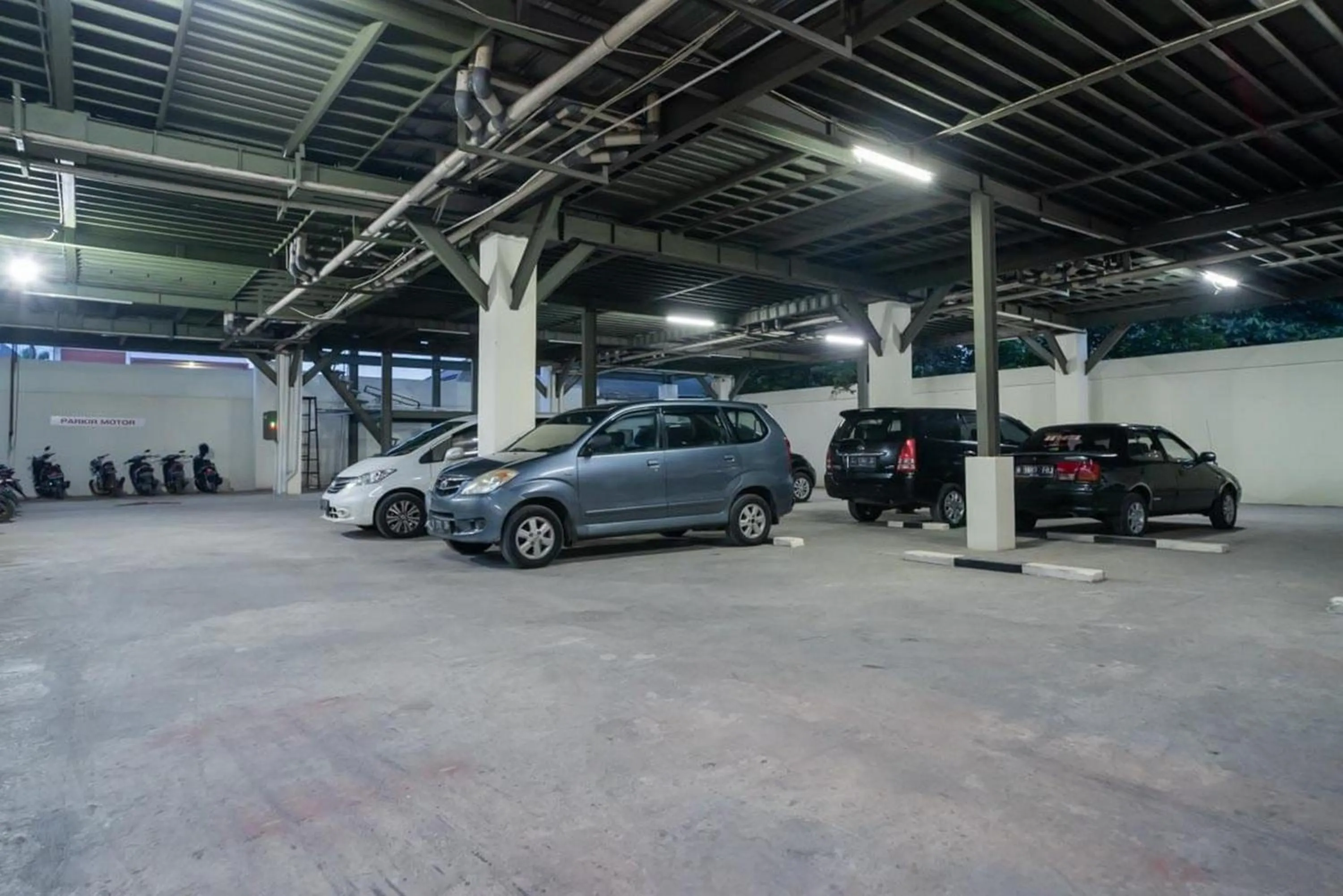 Parking in RedDoorz Plus @ Pondok Labu