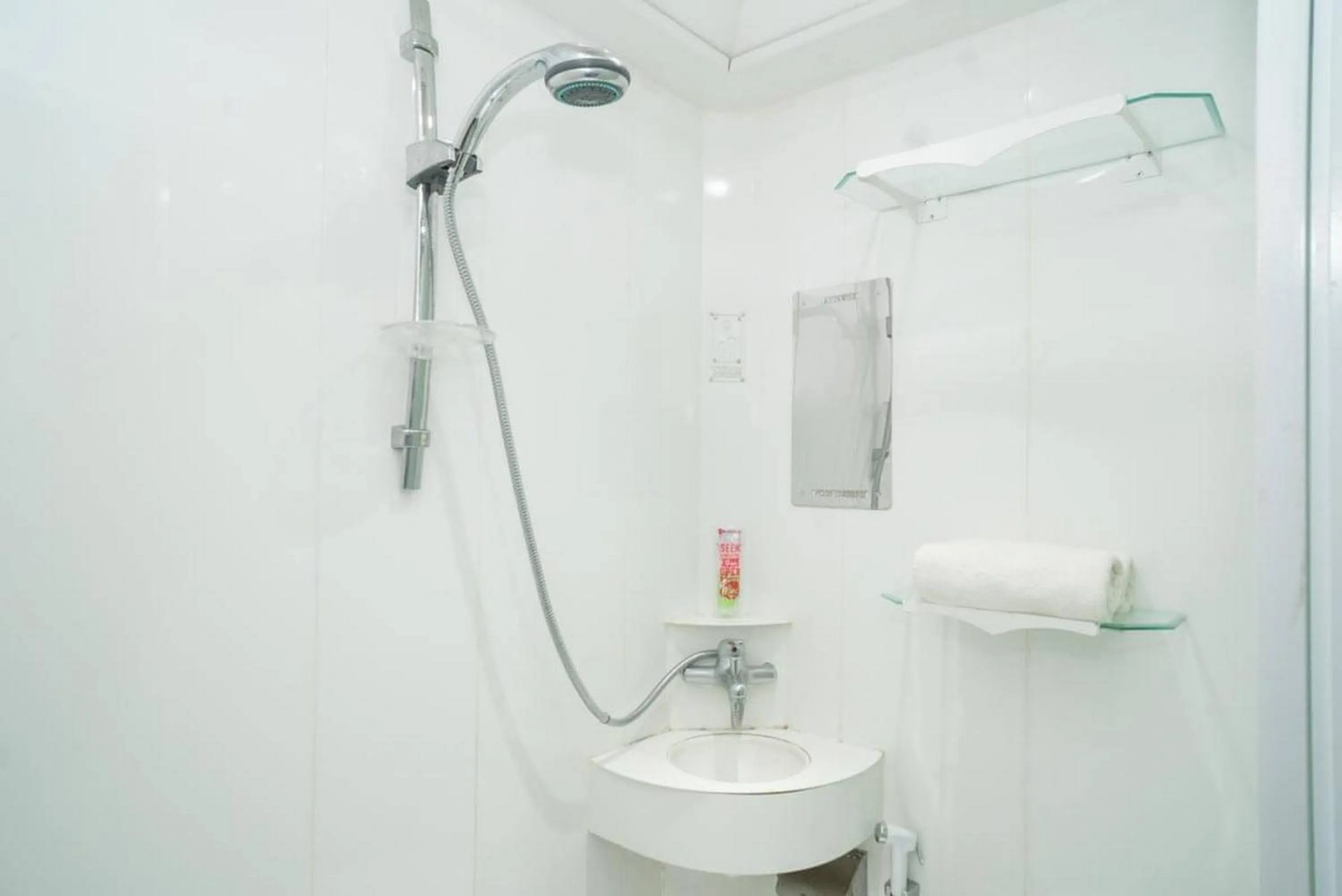 Bathroom in RedDoorz Plus @ Pondok Labu