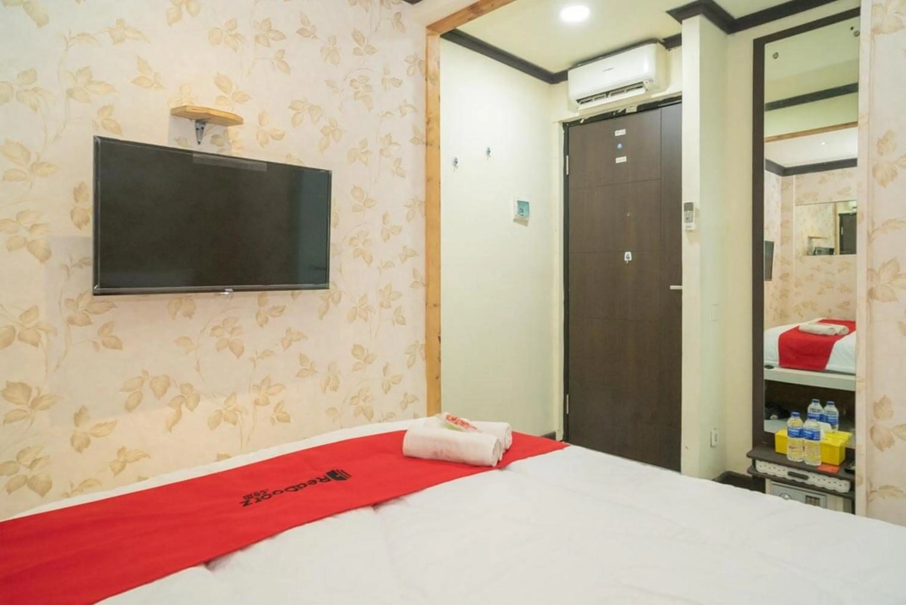 Bedroom, Bed in RedDoorz Plus @ Pondok Labu