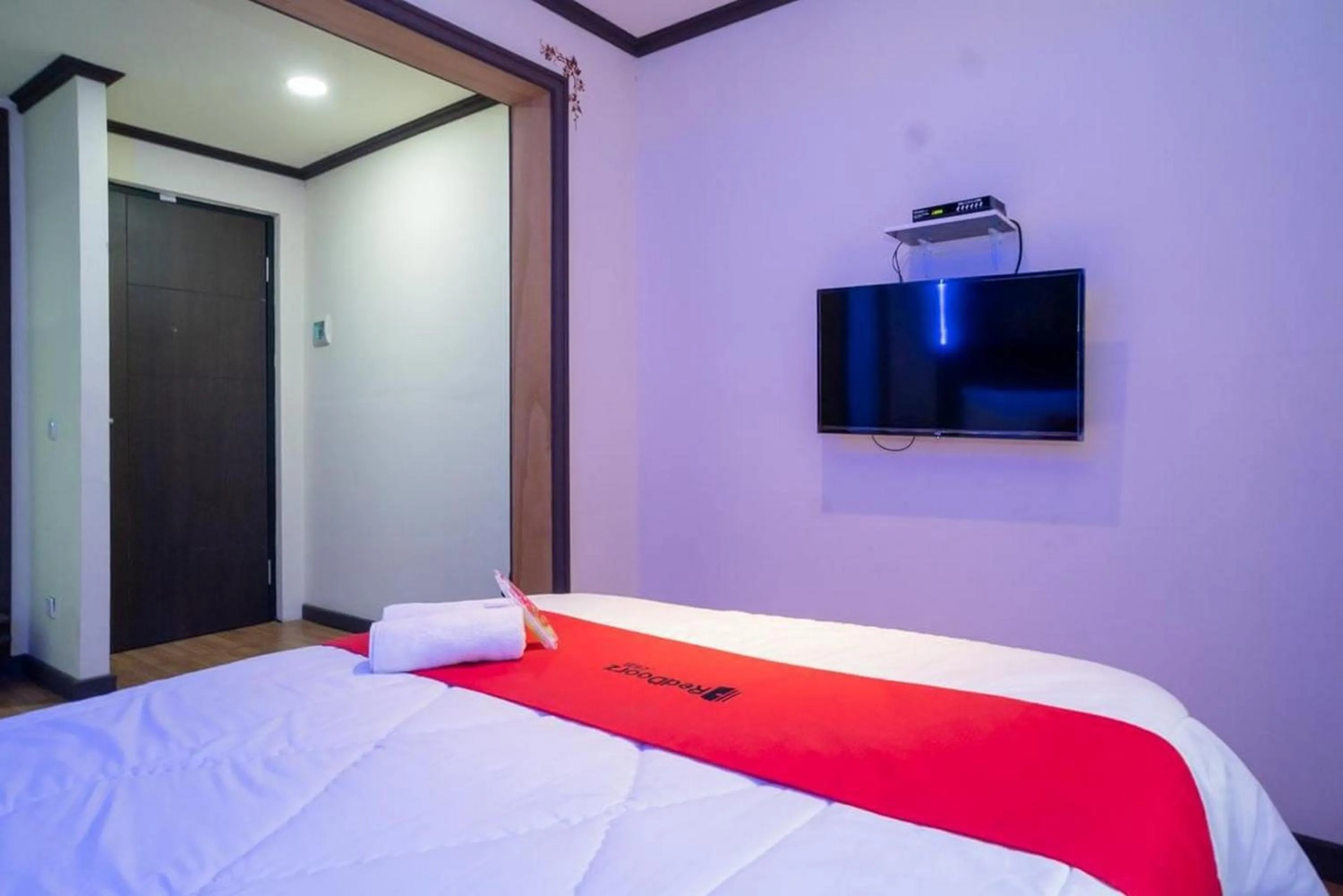 Bedroom, Bed in RedDoorz Plus @ Pondok Labu