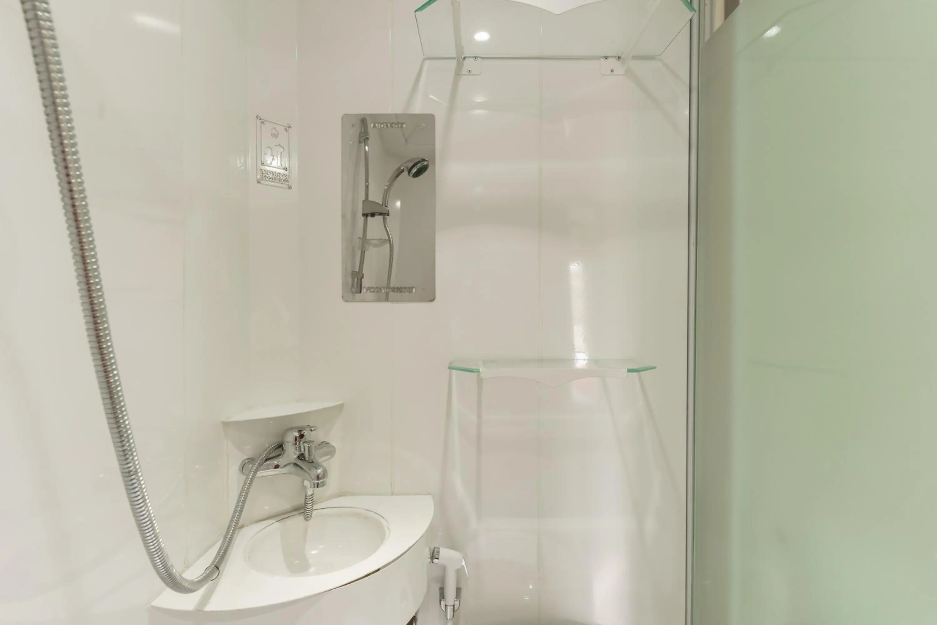 RedDoorz Plus @ Pondok Labu