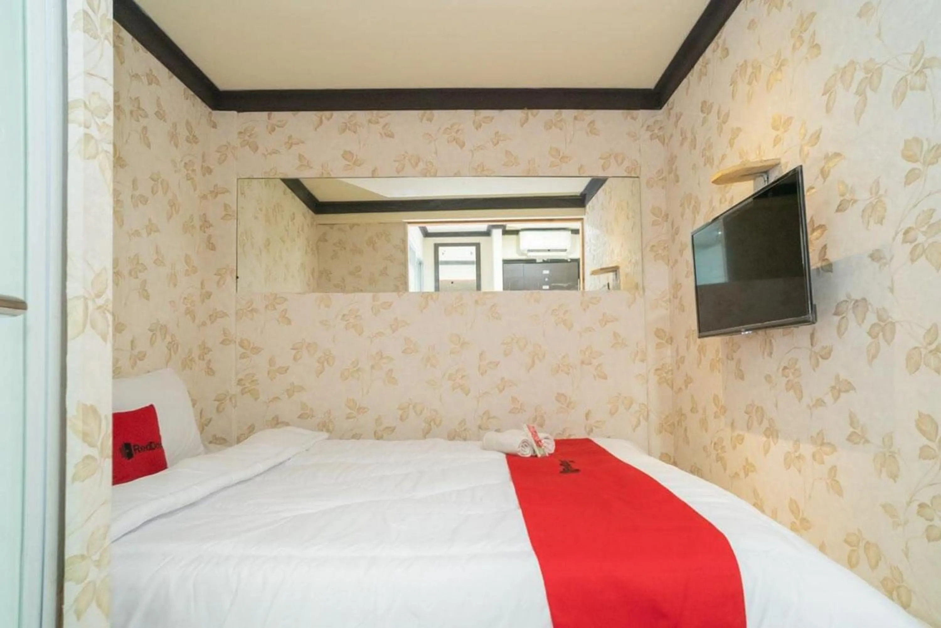 Bedroom, Bed in RedDoorz Plus @ Pondok Labu