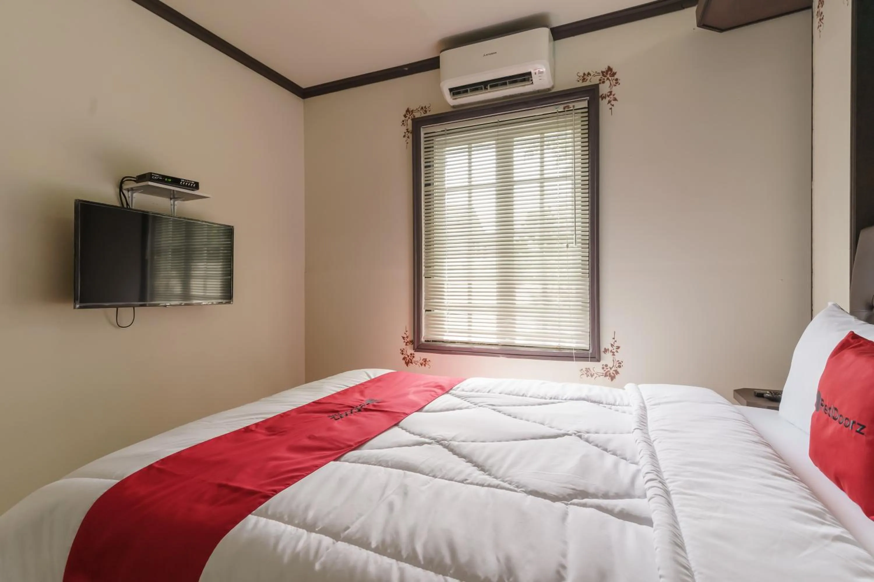 Bed in RedDoorz Plus @ Pondok Labu