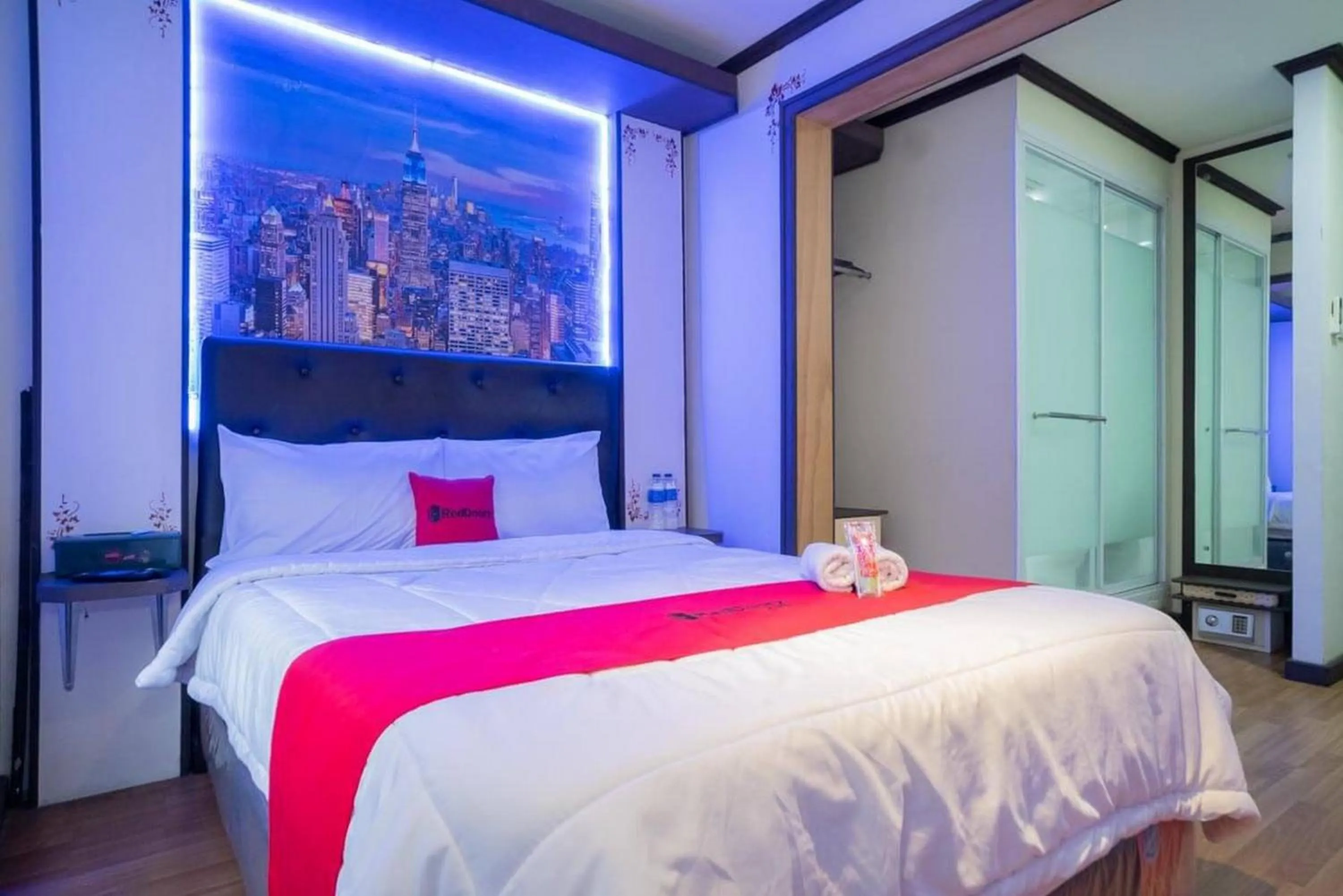 Bedroom, Bed in RedDoorz Plus @ Pondok Labu