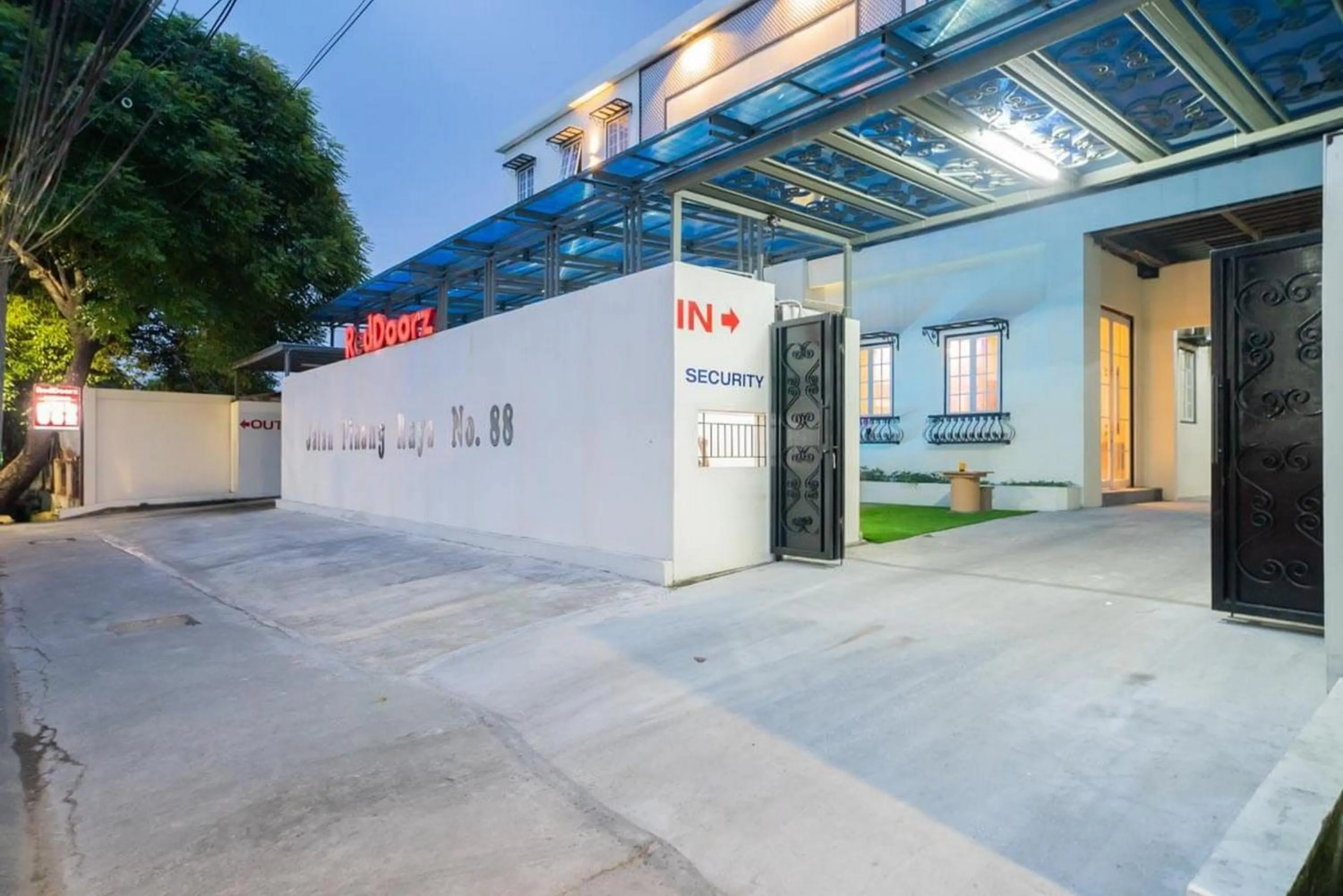 Facade/entrance in RedDoorz Plus @ Pondok Labu