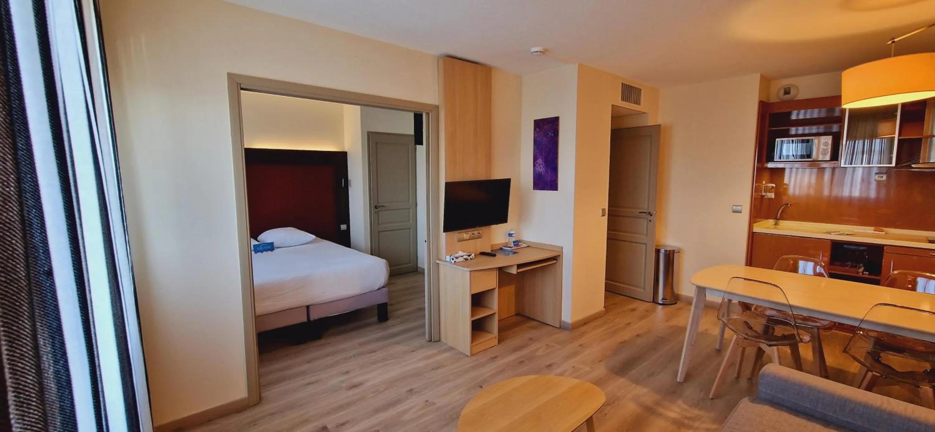 Kitchen or kitchenette, Bed in Clarion Aparthotel Toulouse Blagnac Airport