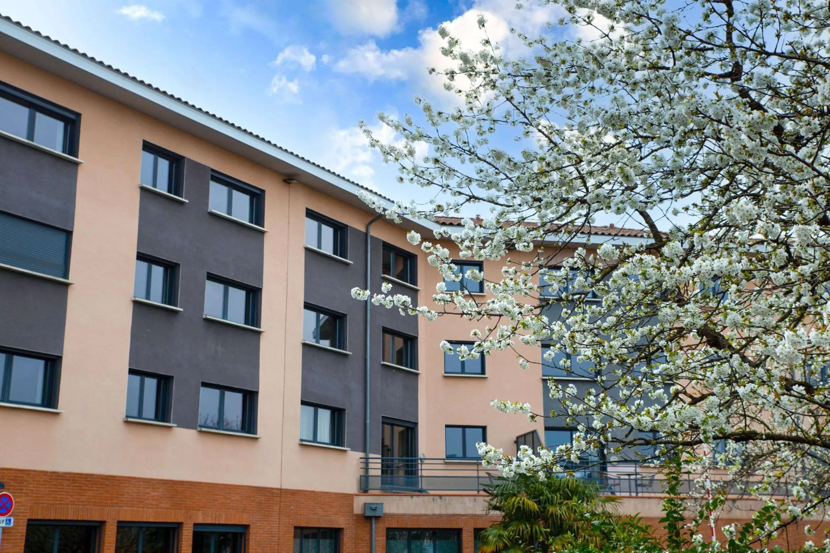 Property building in Clarion Aparthotel Toulouse Blagnac Airport