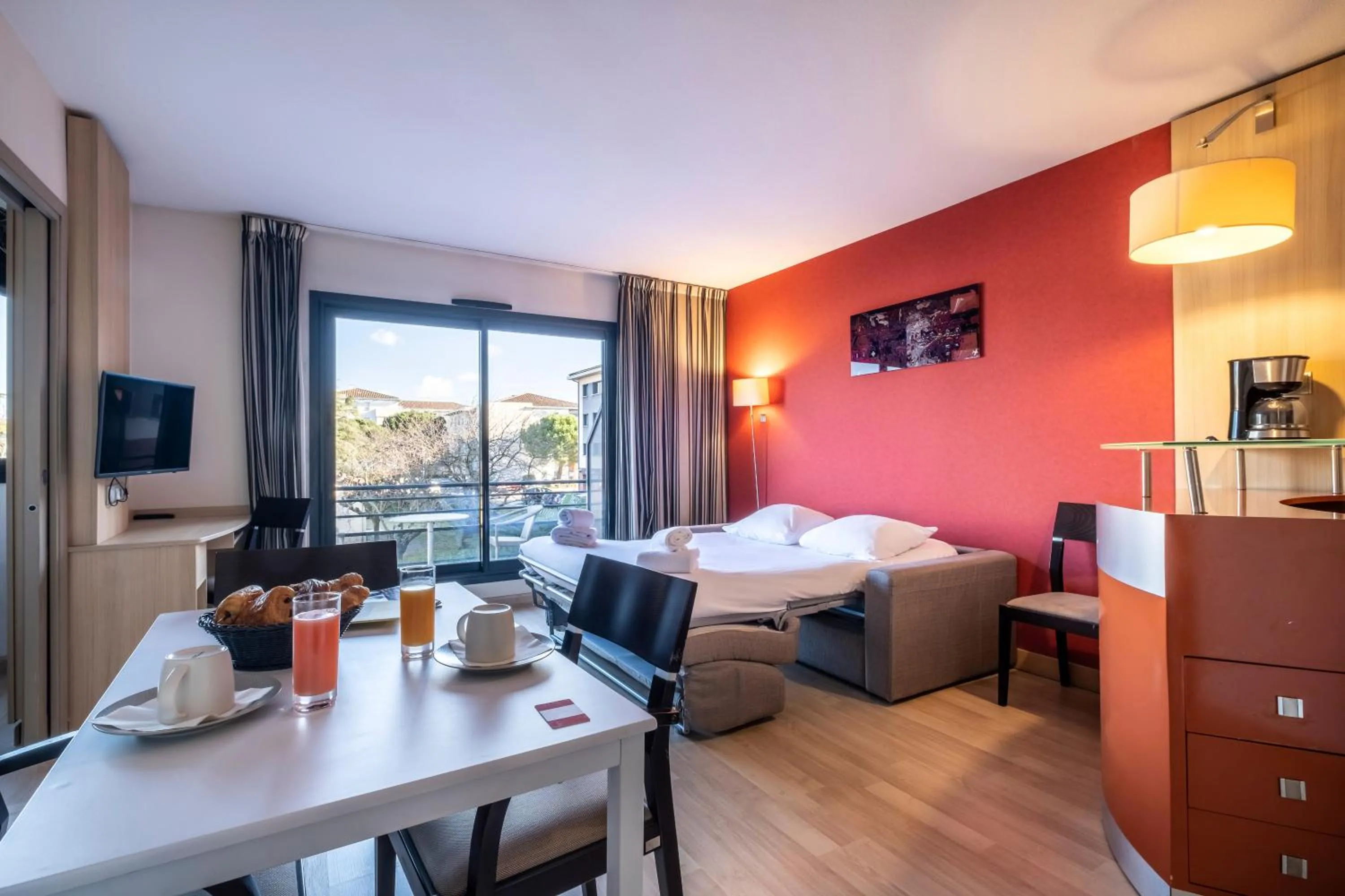 Bed in Clarion Aparthotel Toulouse Blagnac Airport