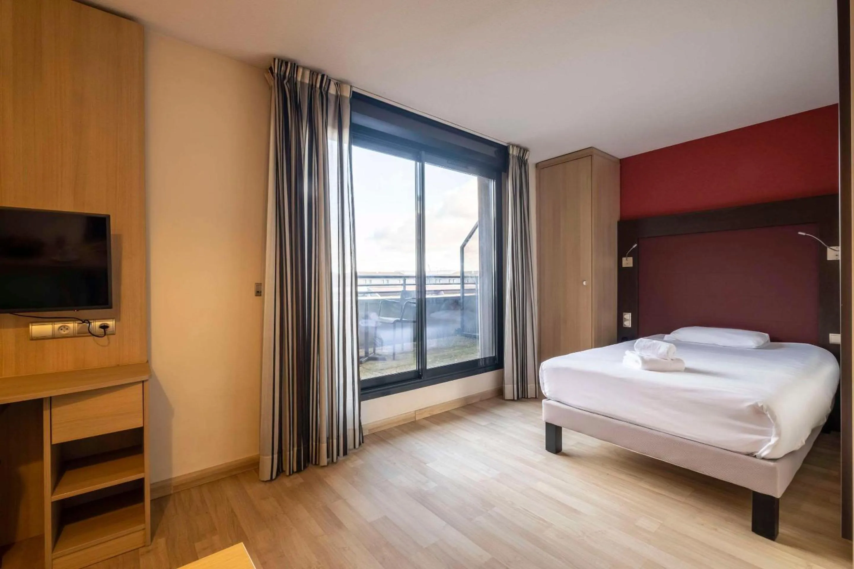 Bedroom, Bed in Clarion Aparthotel Toulouse Blagnac Airport