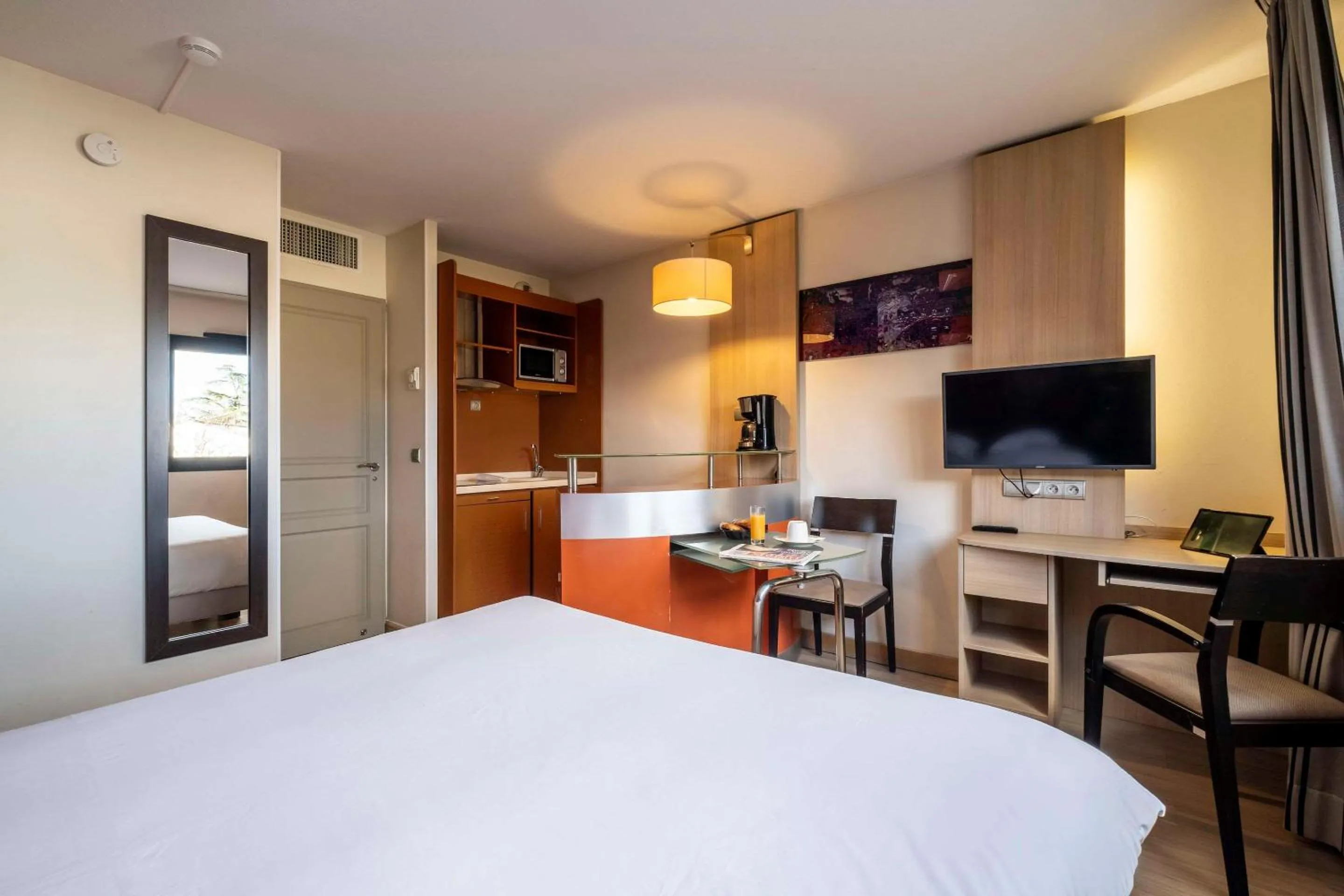 Bedroom, Bed in Clarion Aparthotel Toulouse Blagnac Airport