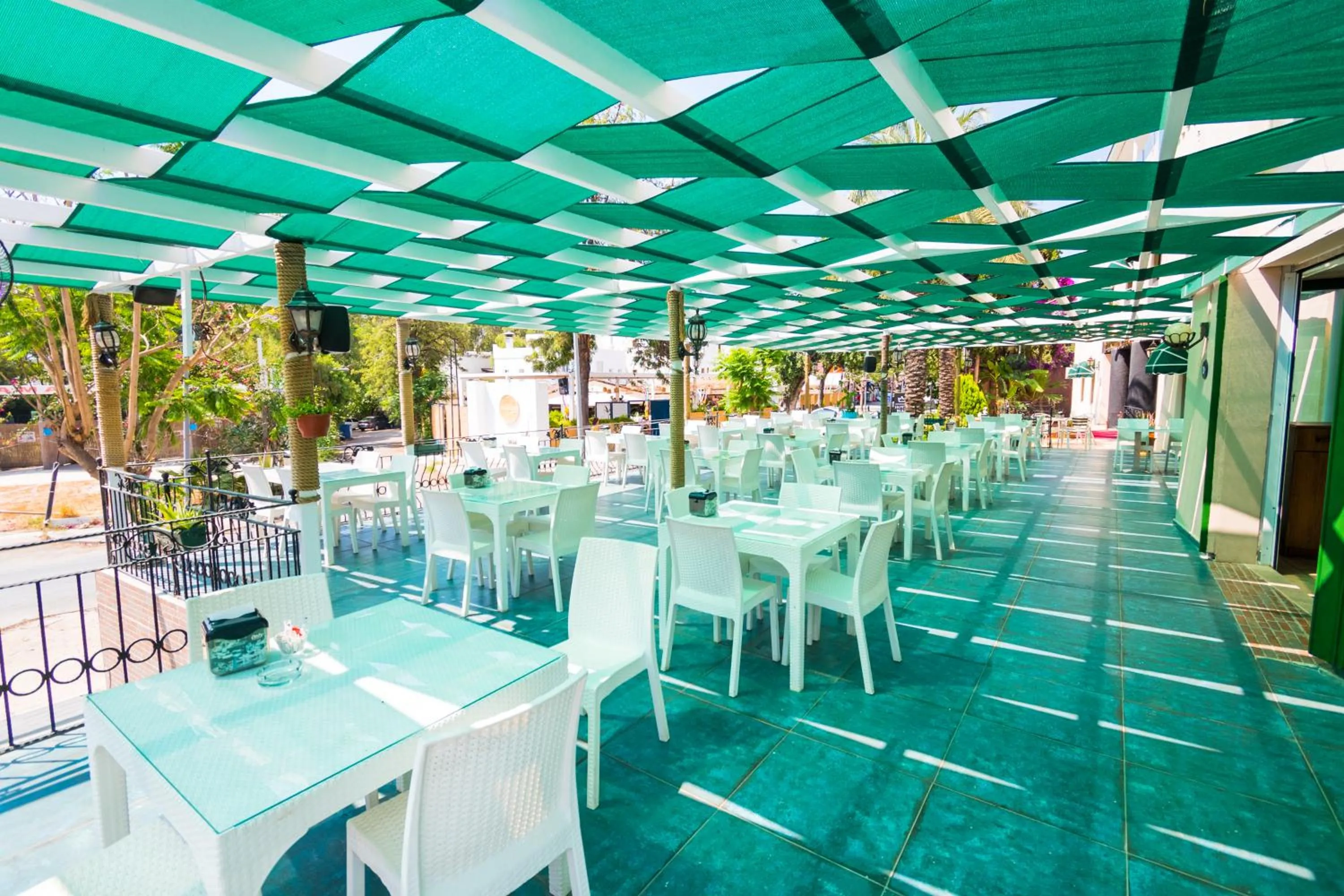 Restaurant/Places to Eat in Hotel Bleu Nuit