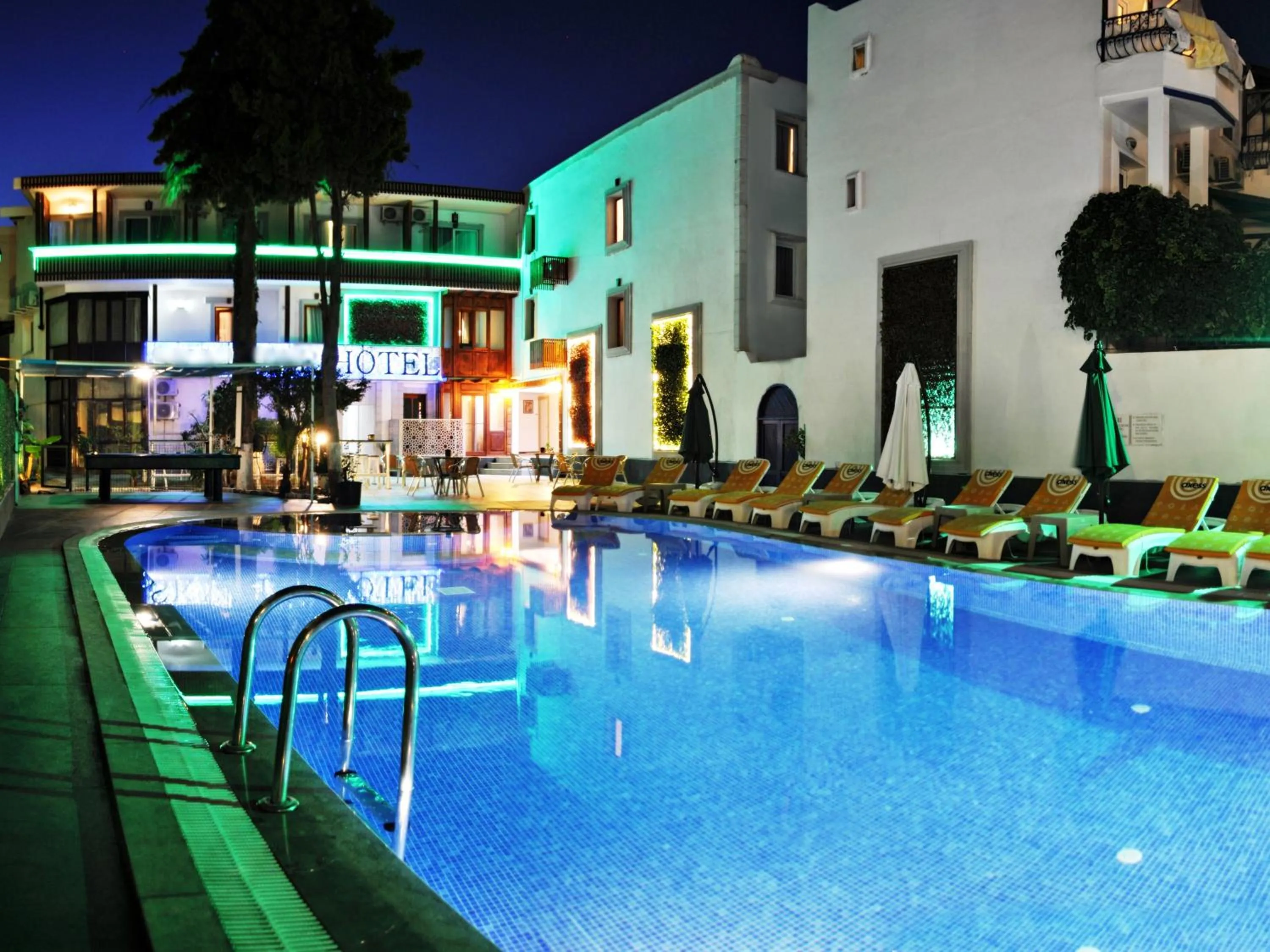 Property building, Swimming Pool in Hotel Bleu Nuit