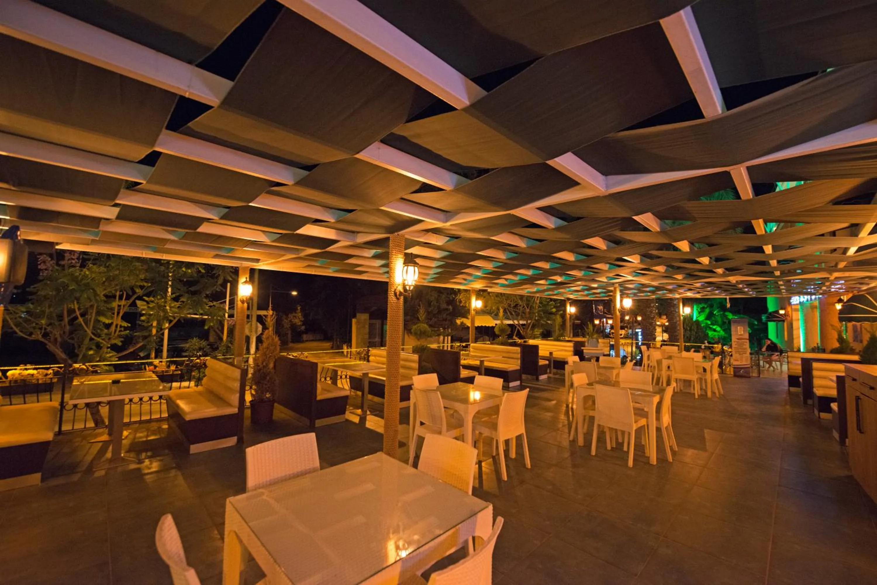 Restaurant/Places to Eat in Hotel Bleu Nuit