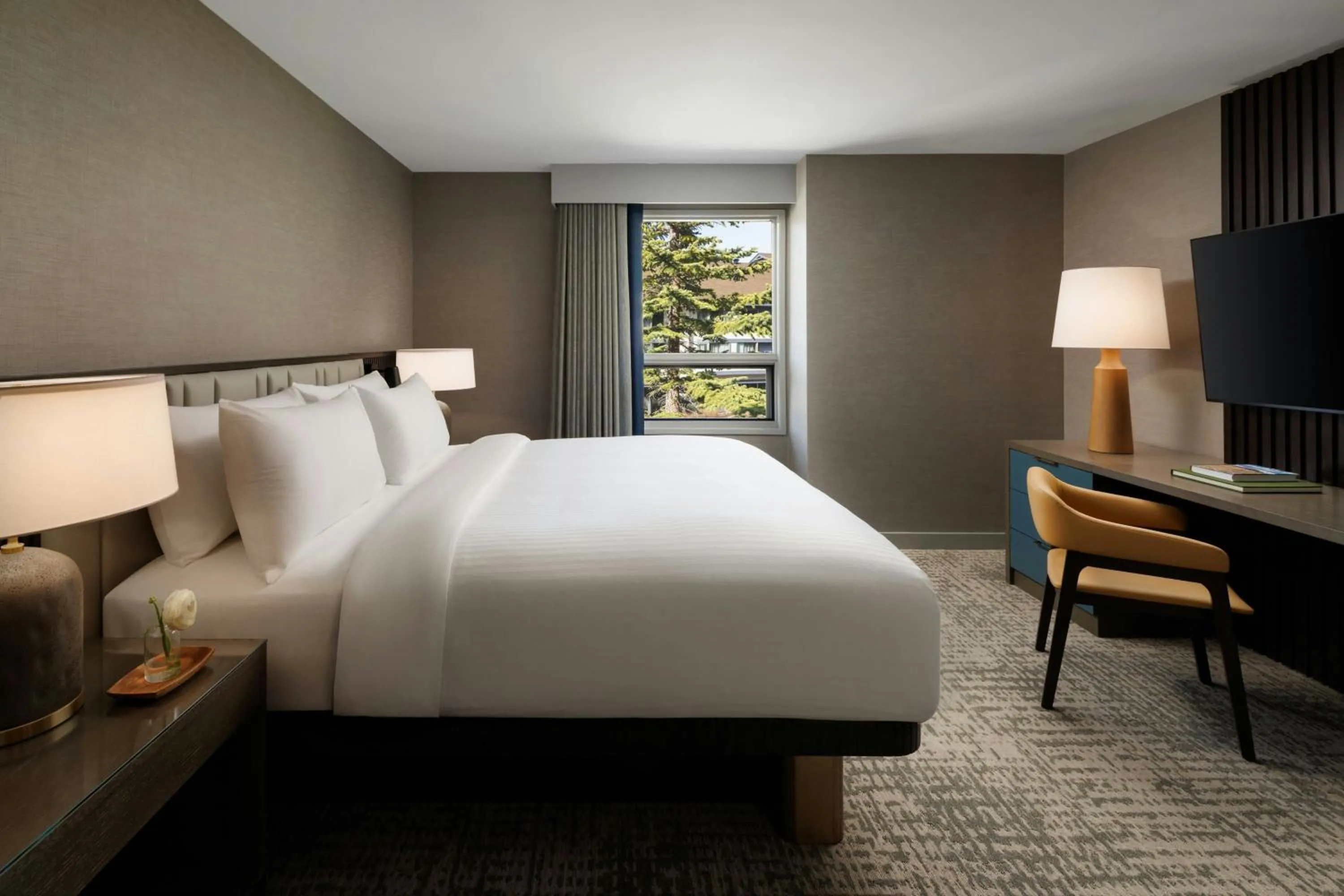 Photo of the whole room, Bed in Kananaskis Mountain Lodge, Autograph Collection