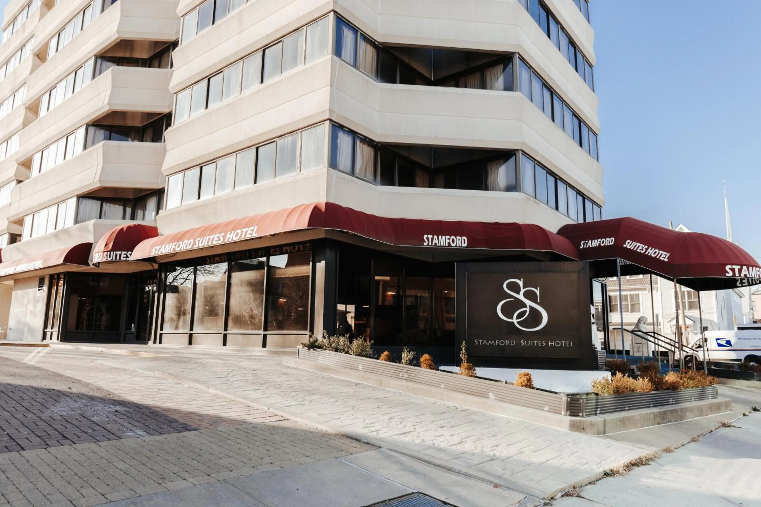 Facade/entrance in Stamford Suites