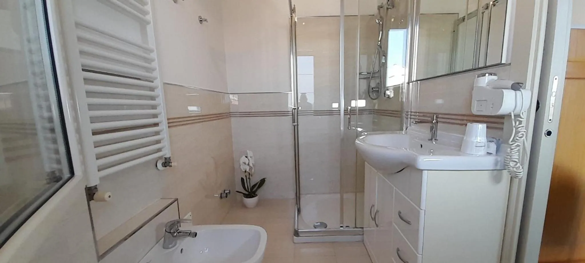 Shower in Hotel Marbella