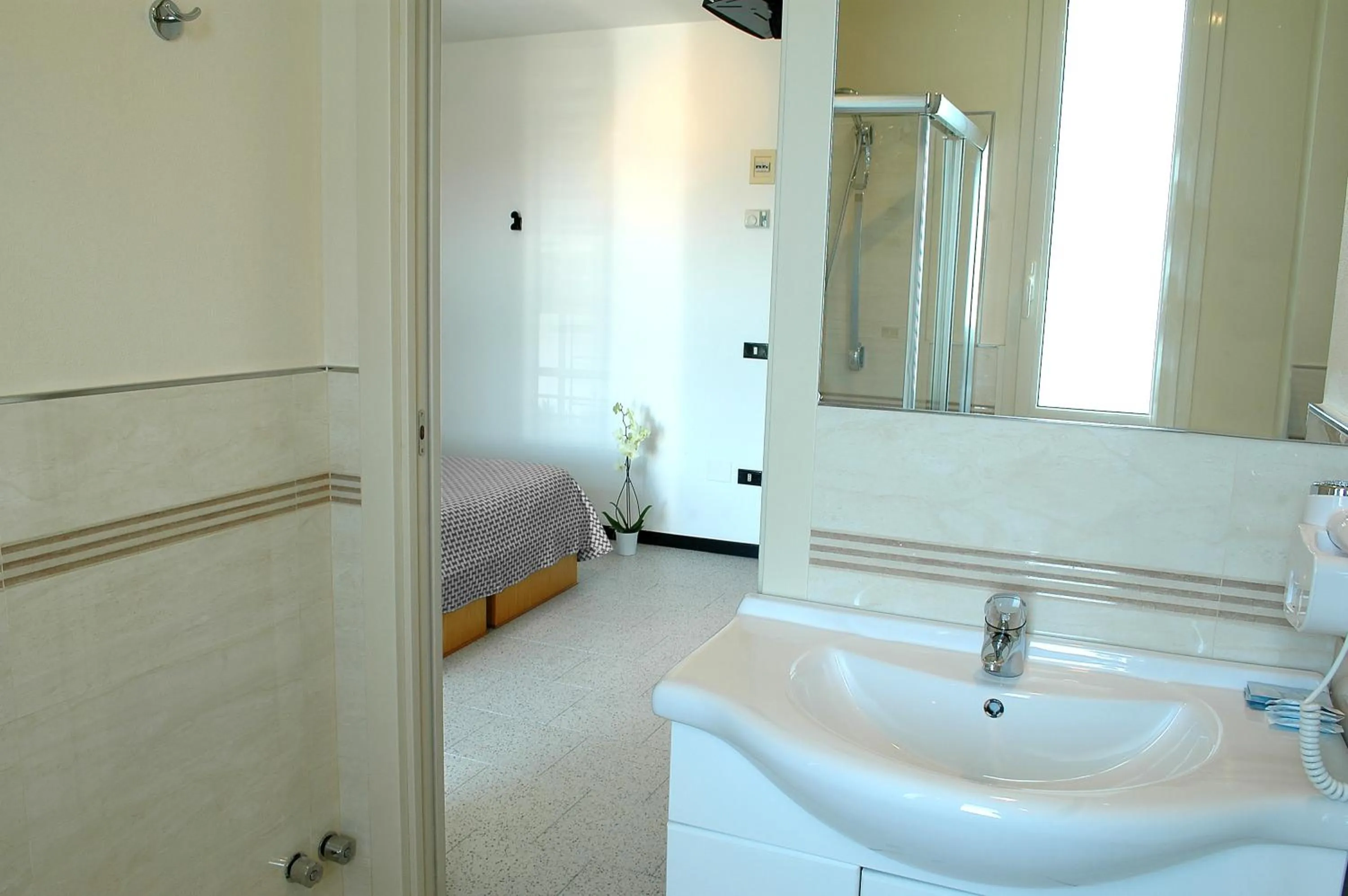 Bathroom, Bed in Hotel Marbella