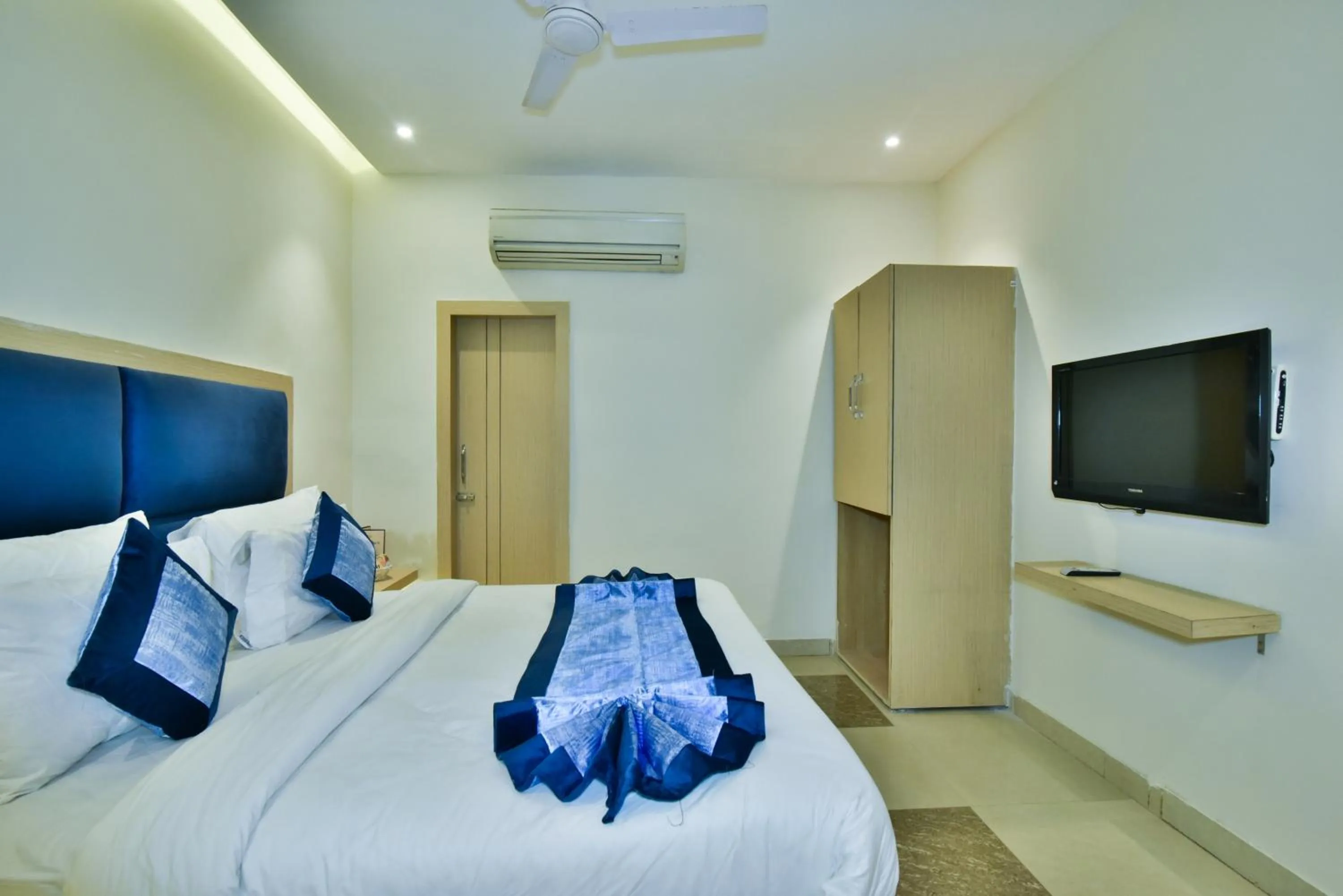 Photo of the whole room, Bed in Hotel Puri Palace