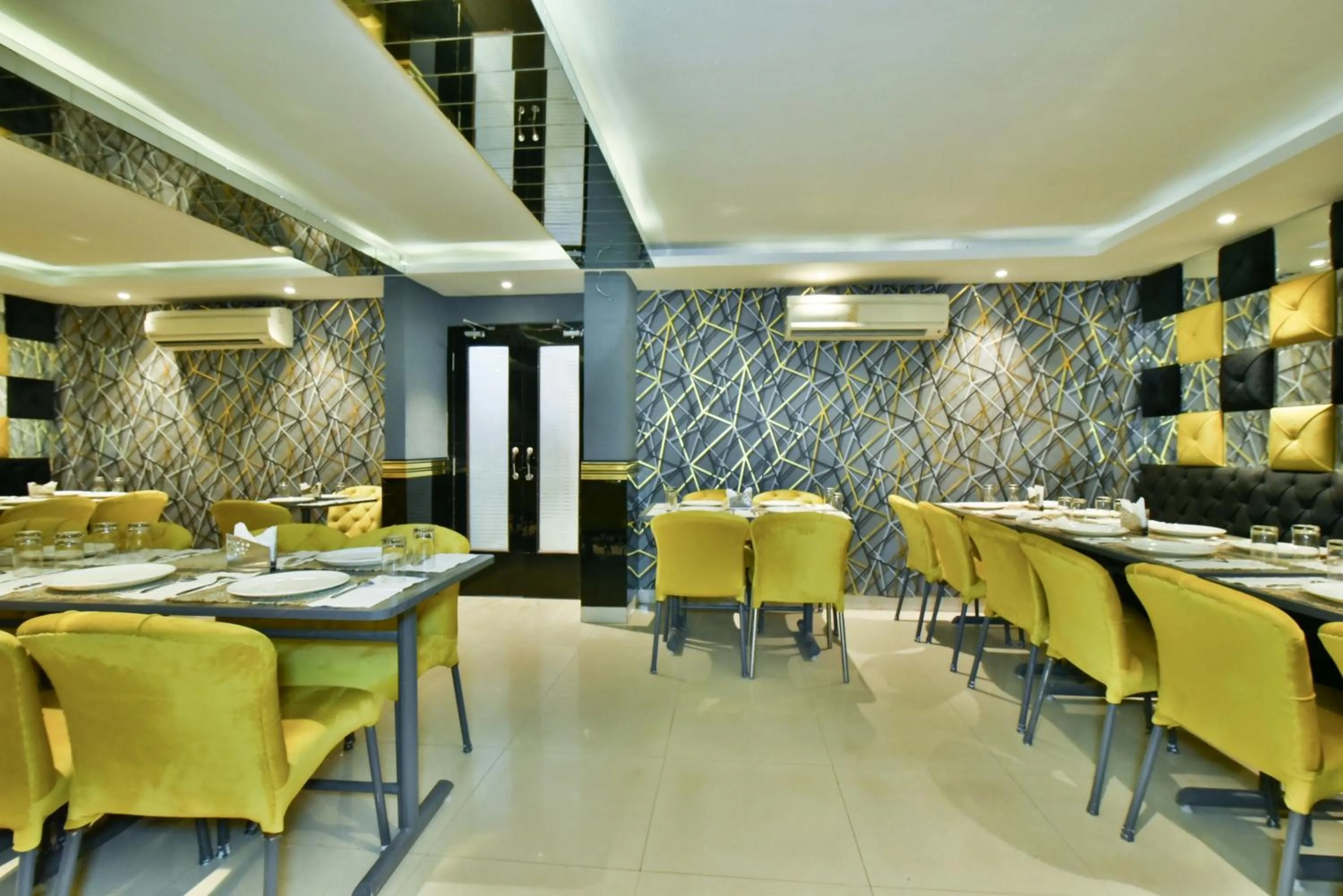 Restaurant/places to eat in Hotel Puri Palace