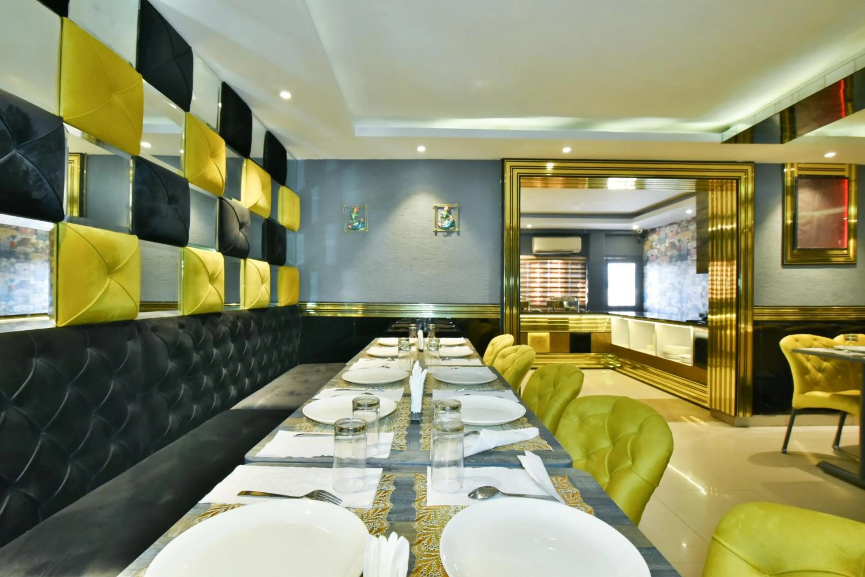 Restaurant/places to eat in Hotel Puri Palace