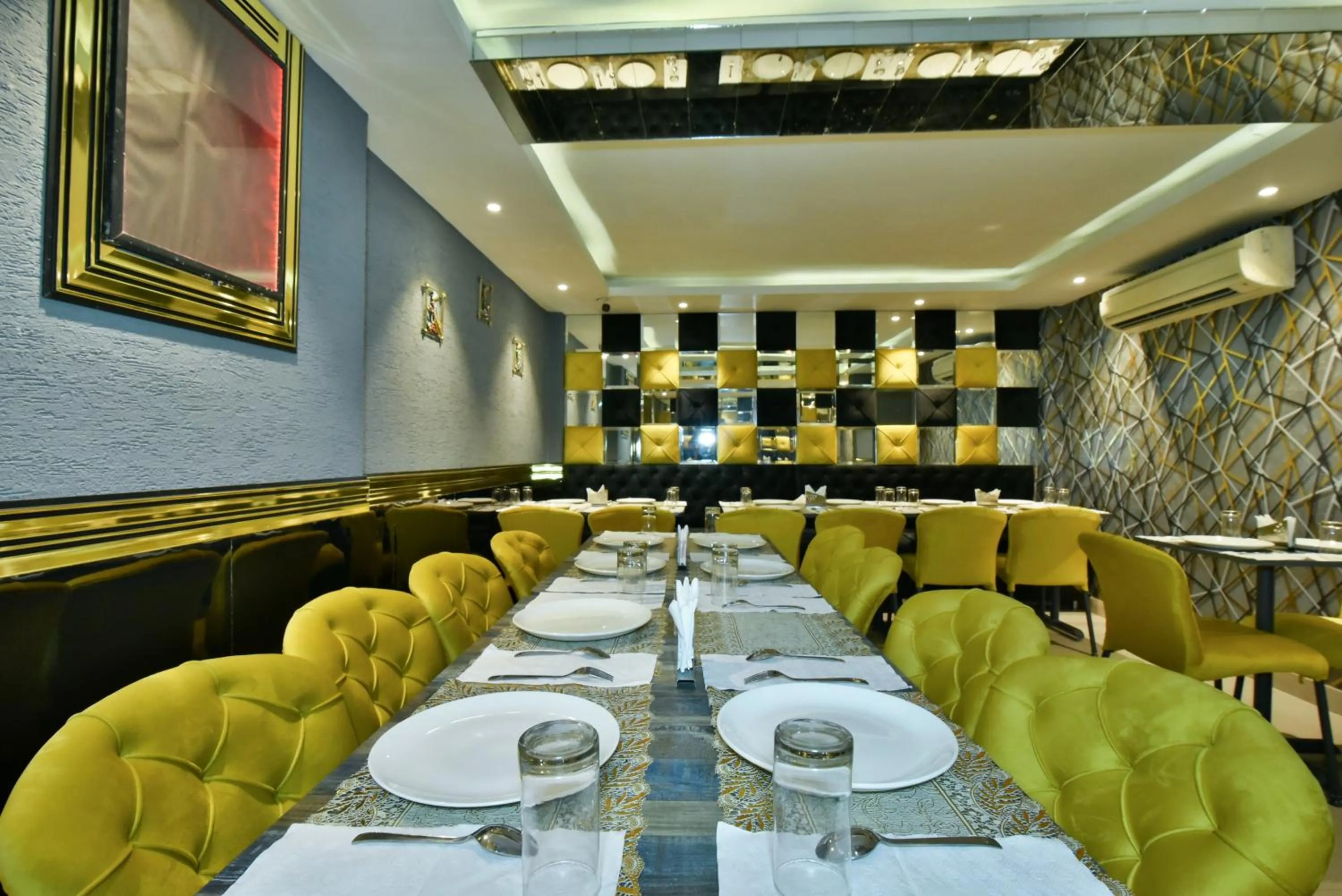 Restaurant/places to eat in Hotel Puri Palace