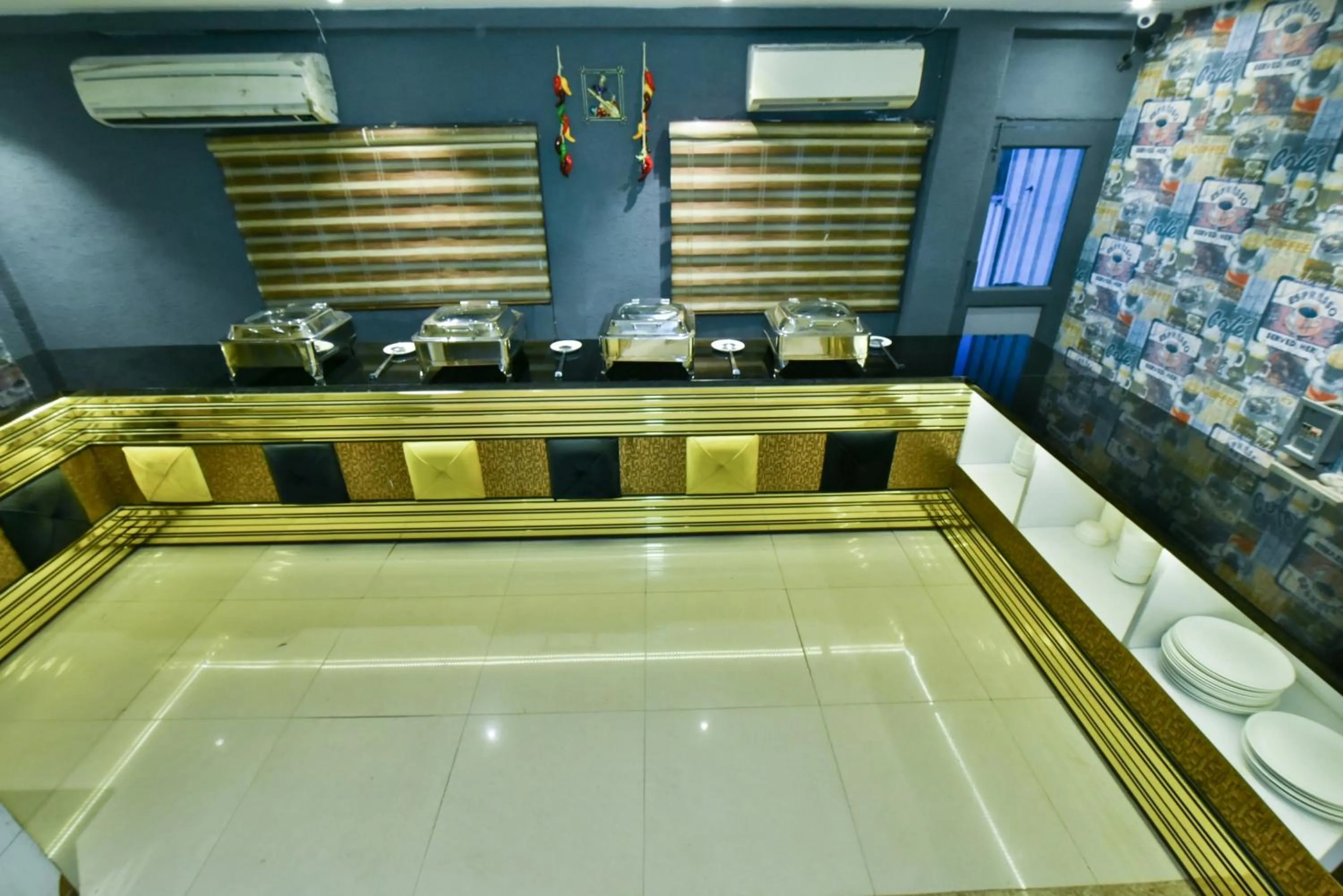 Restaurant/places to eat in Hotel Puri Palace