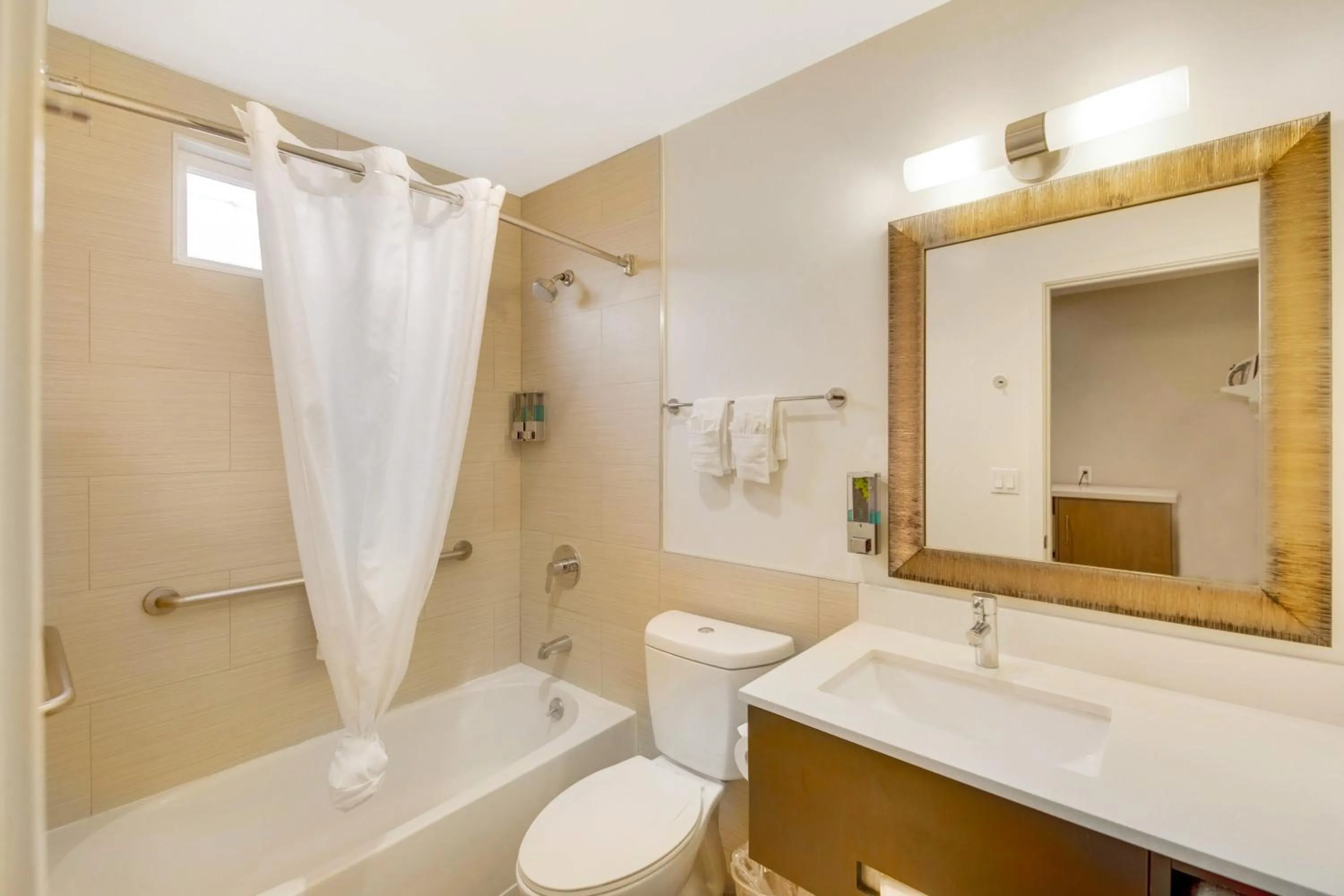 Bathroom in Hotel 414 Anaheim