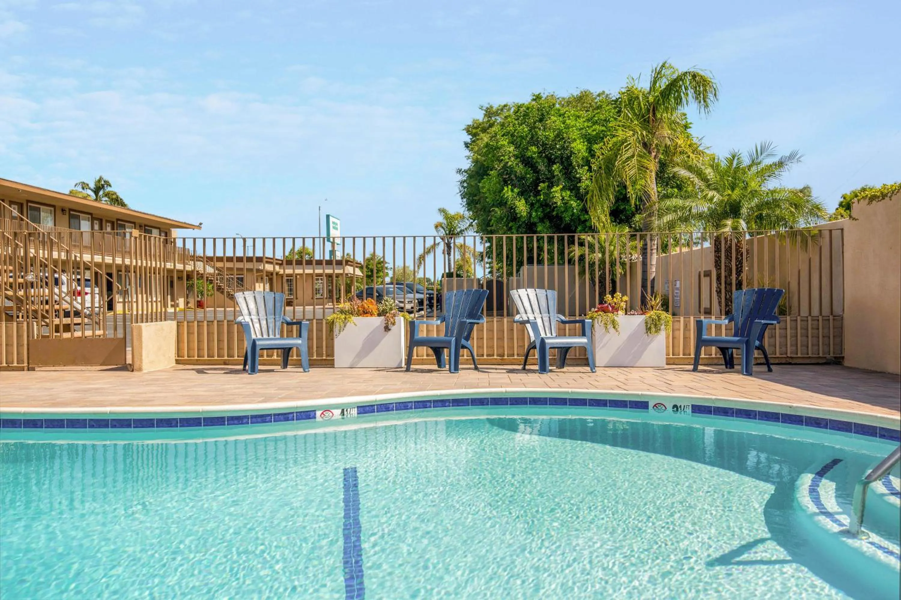 Swimming pool in Hotel 414 Anaheim