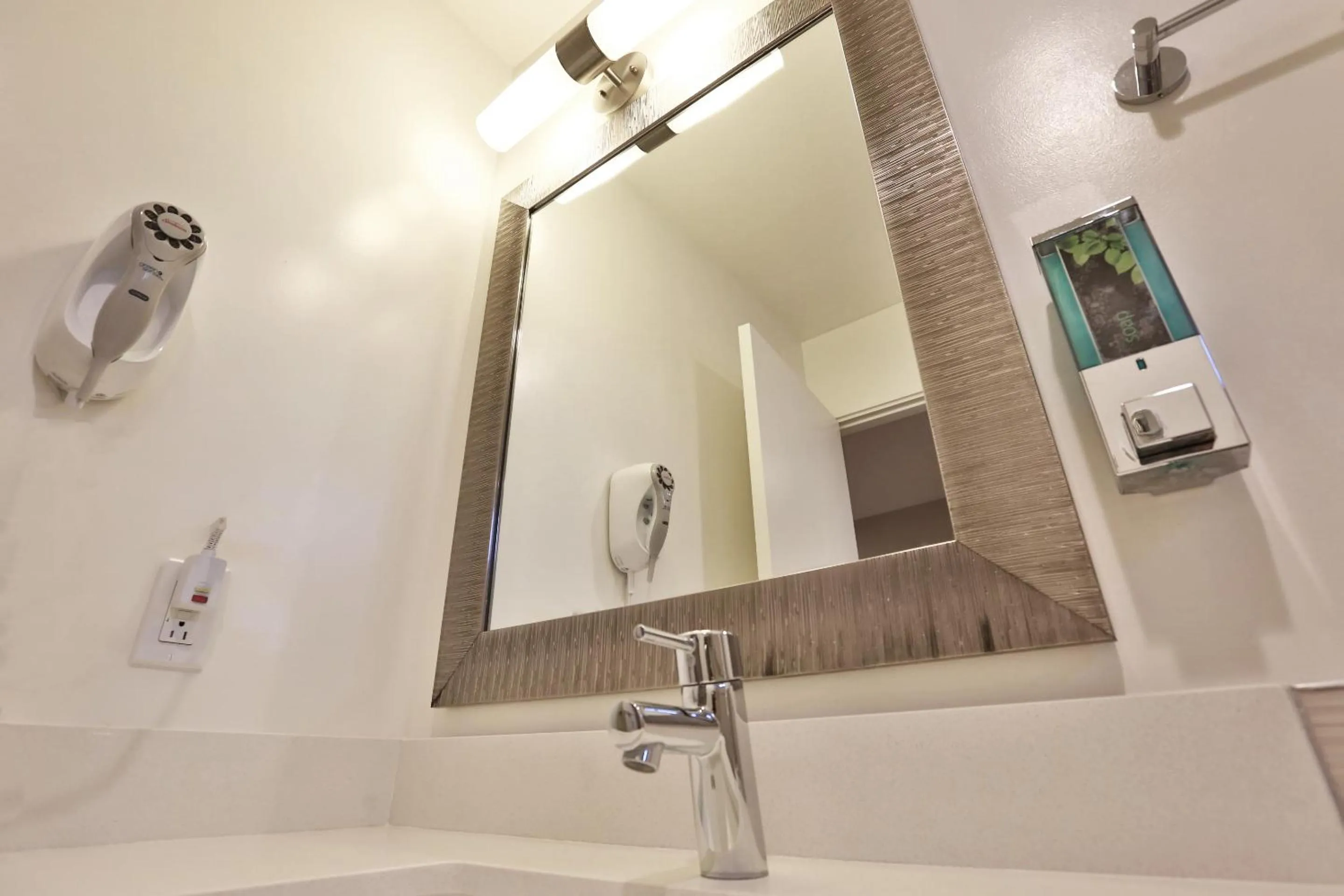 Bathroom in Hotel 414 Anaheim