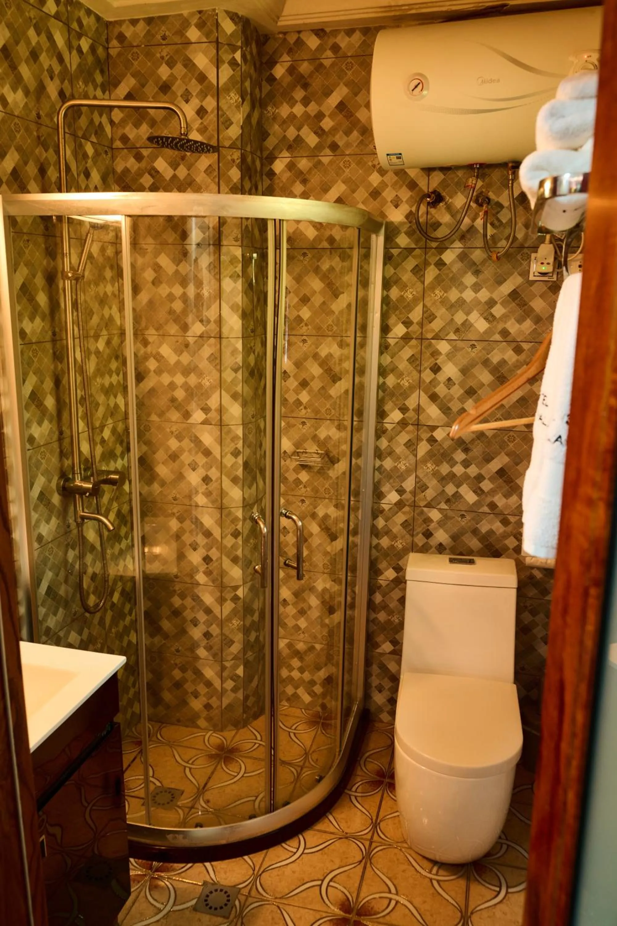 Shower in Hôtel Sindz Palace