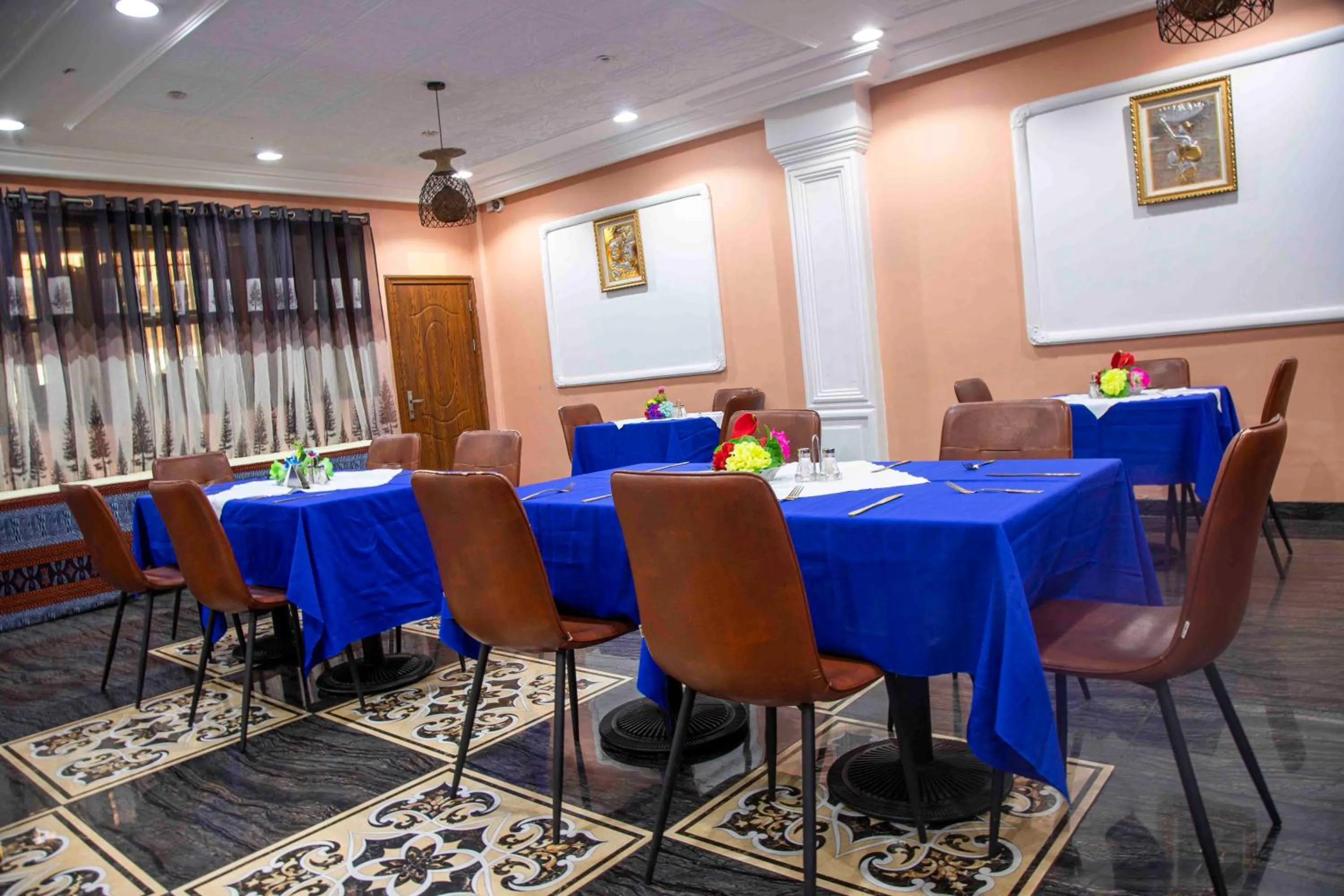 Restaurant/places to eat in Hôtel Sindz Palace