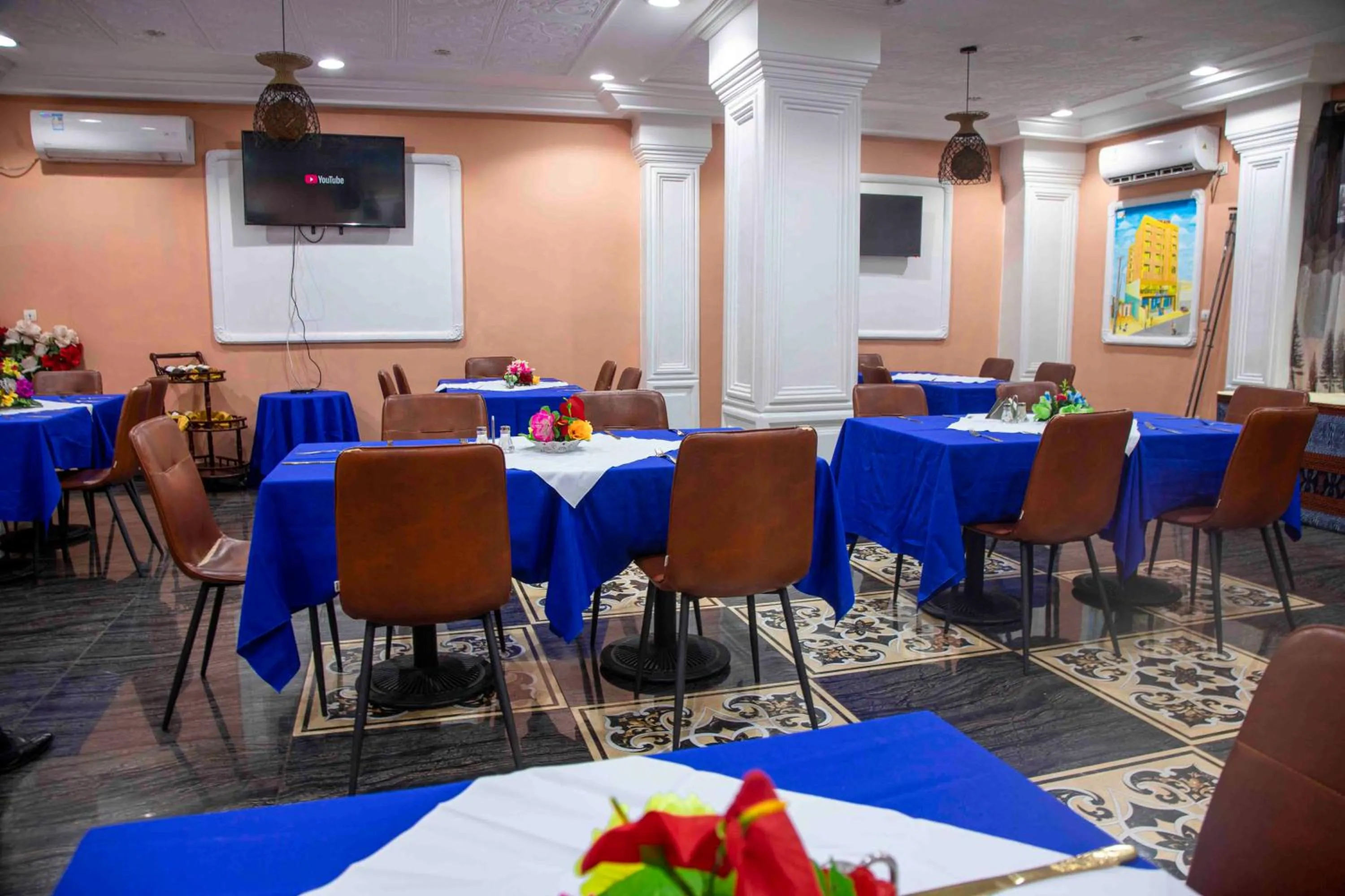 Restaurant/places to eat in Hôtel Sindz Palace