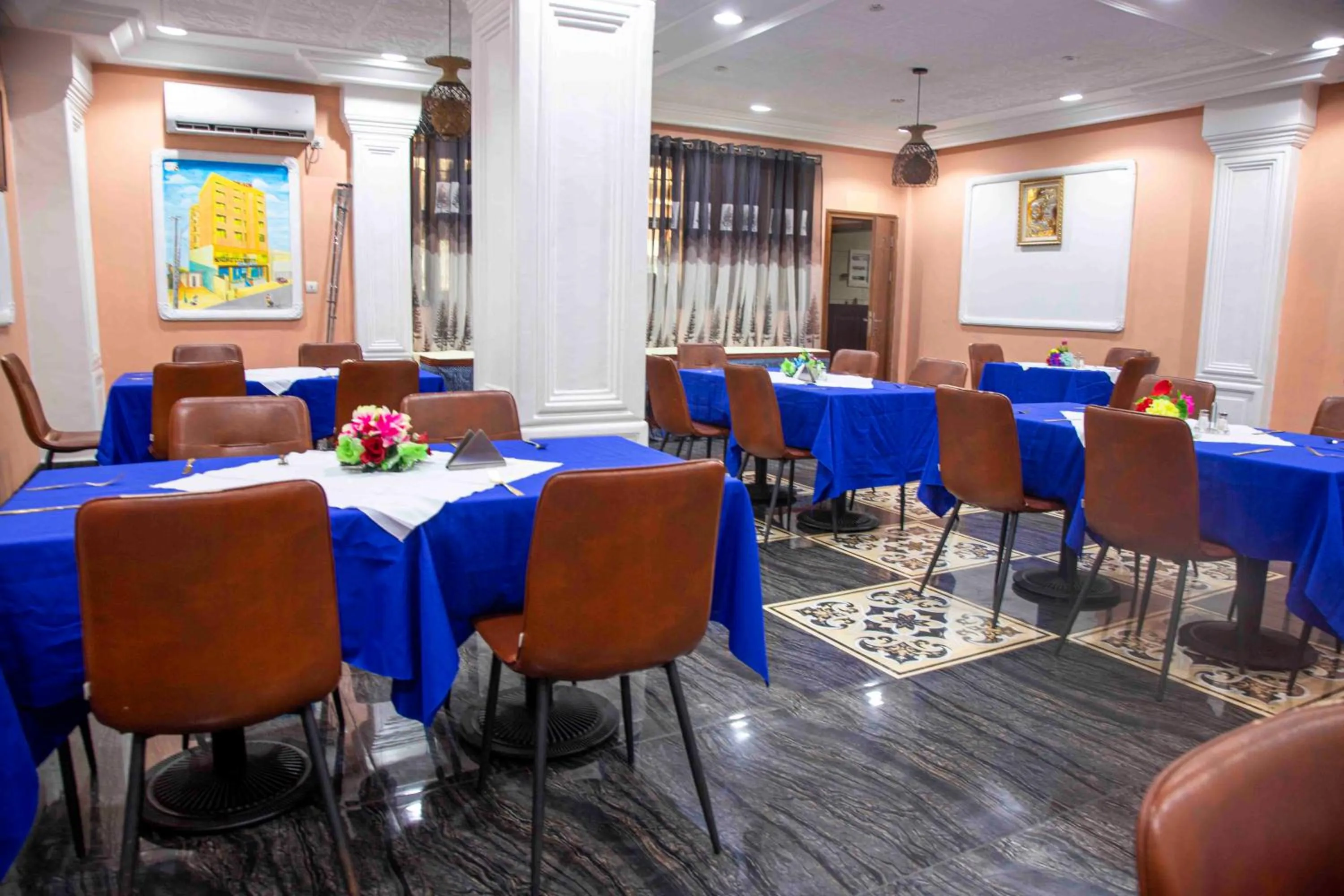 Restaurant/places to eat in Hôtel Sindz Palace