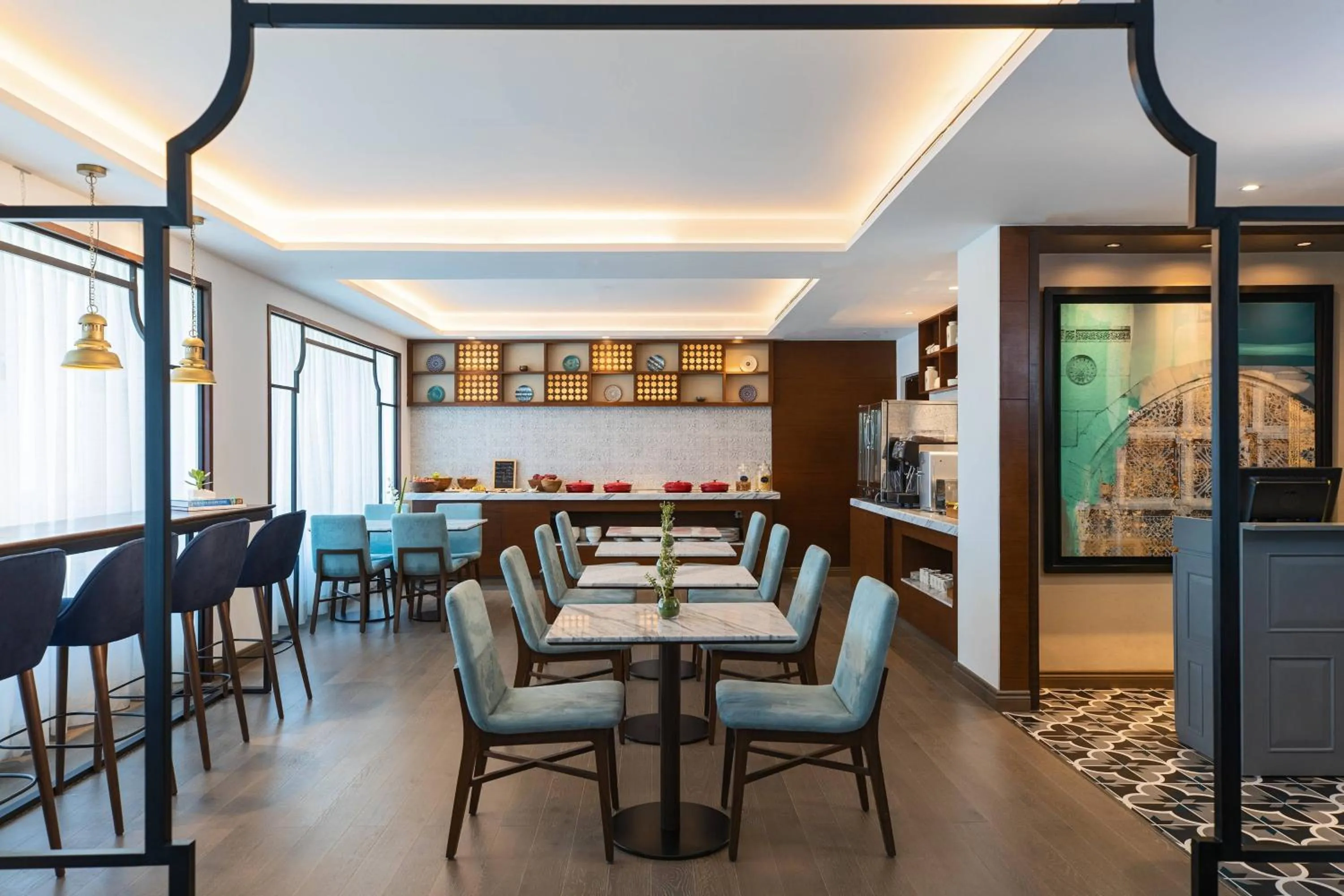 Lounge or bar in Renaissance Ahmedabad Hotel