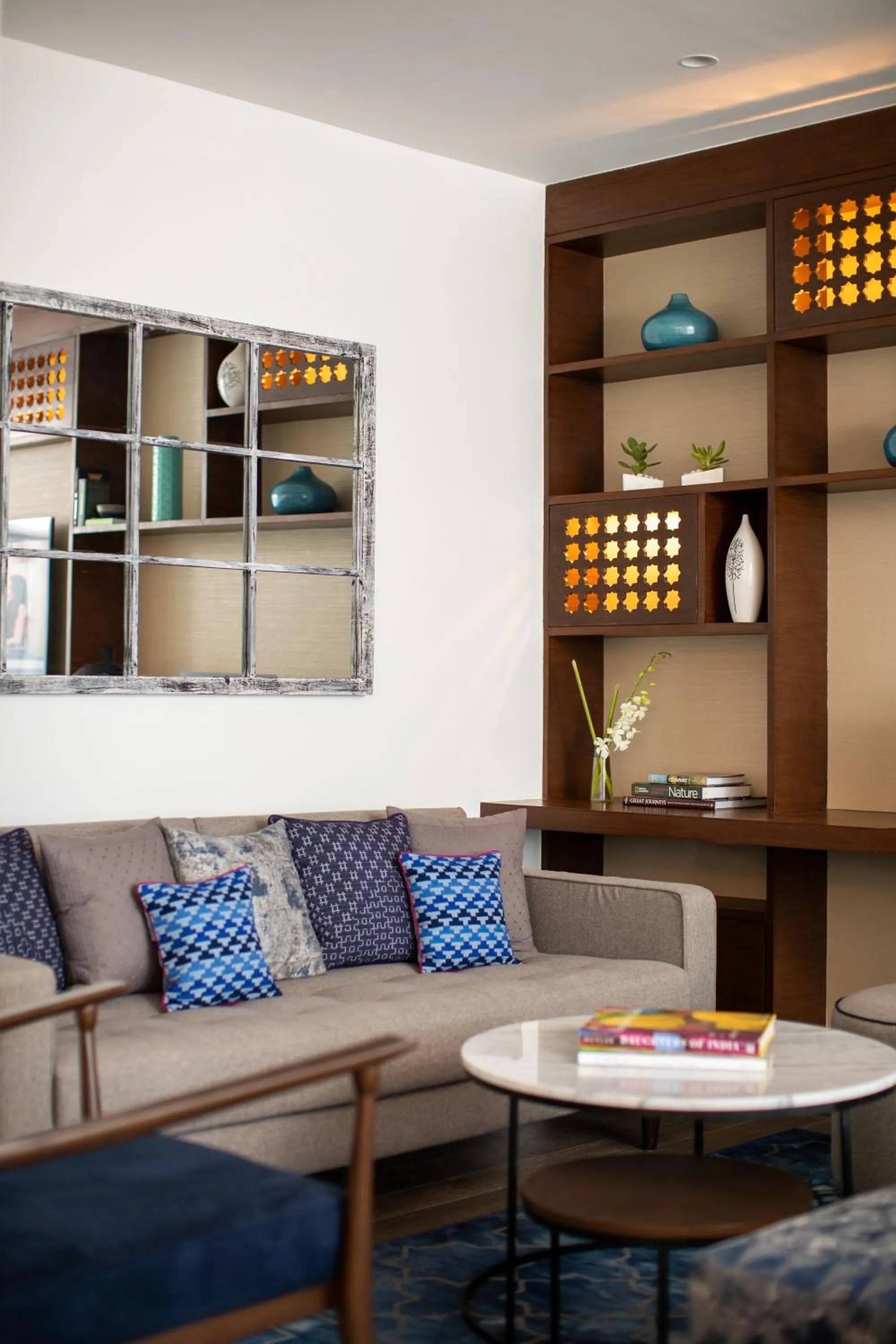 Lounge or bar in Renaissance Ahmedabad Hotel