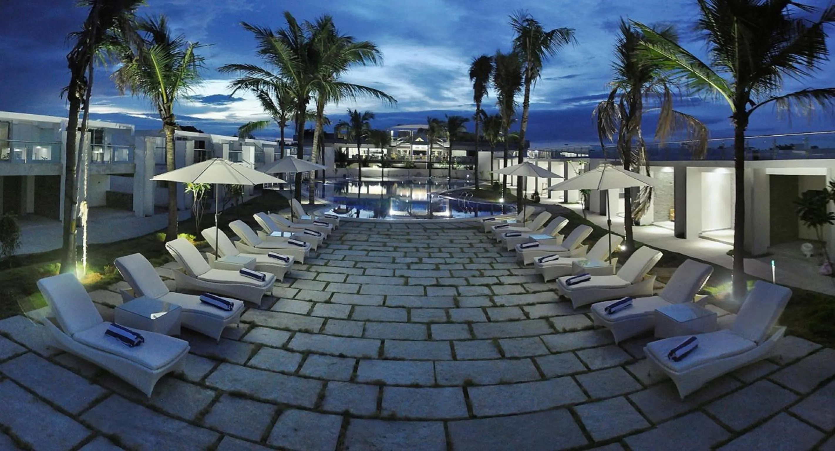 Swimming pool in Grande Bay Resort and Spa Mamallapuram