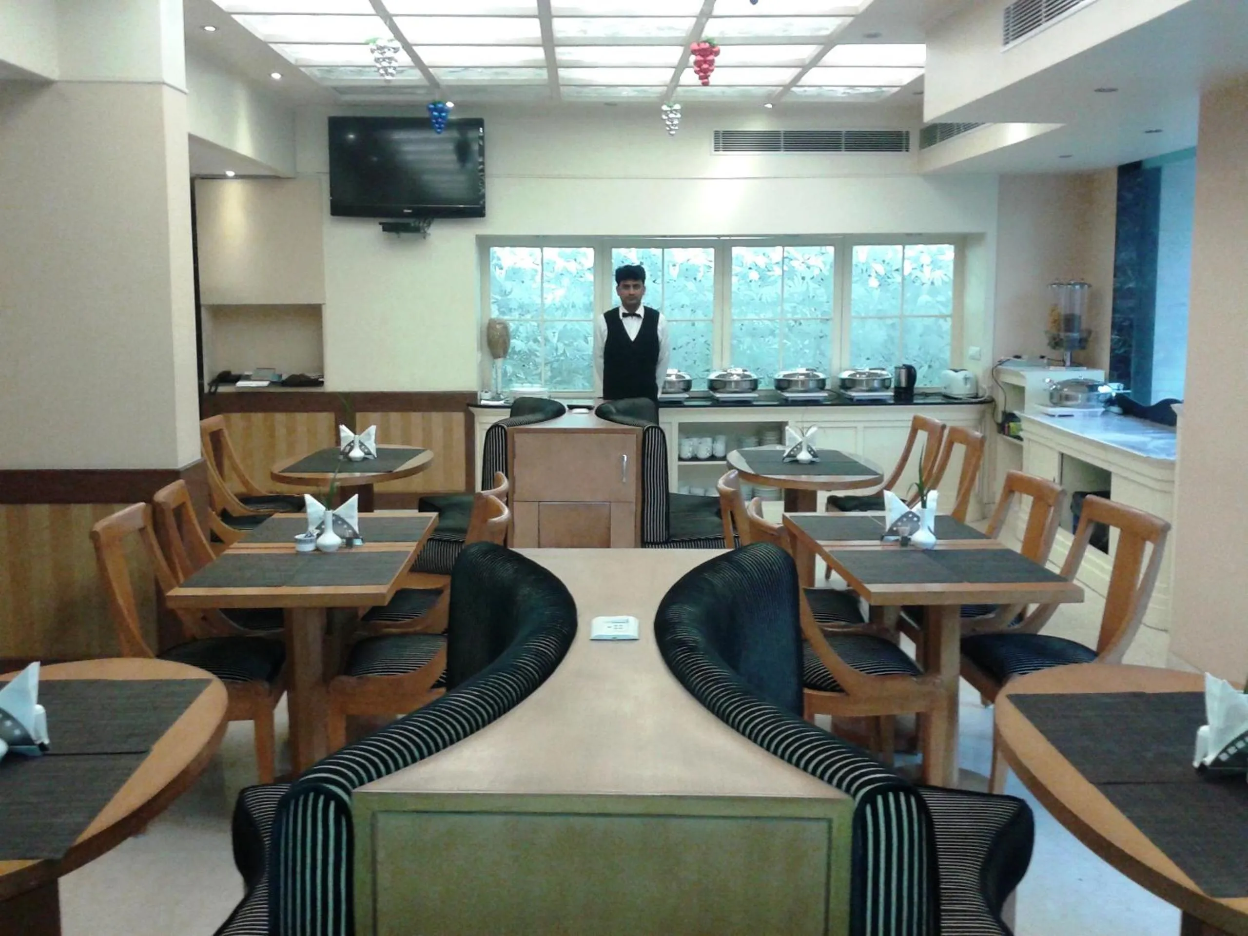 Restaurant/places to eat in Hotel Athena