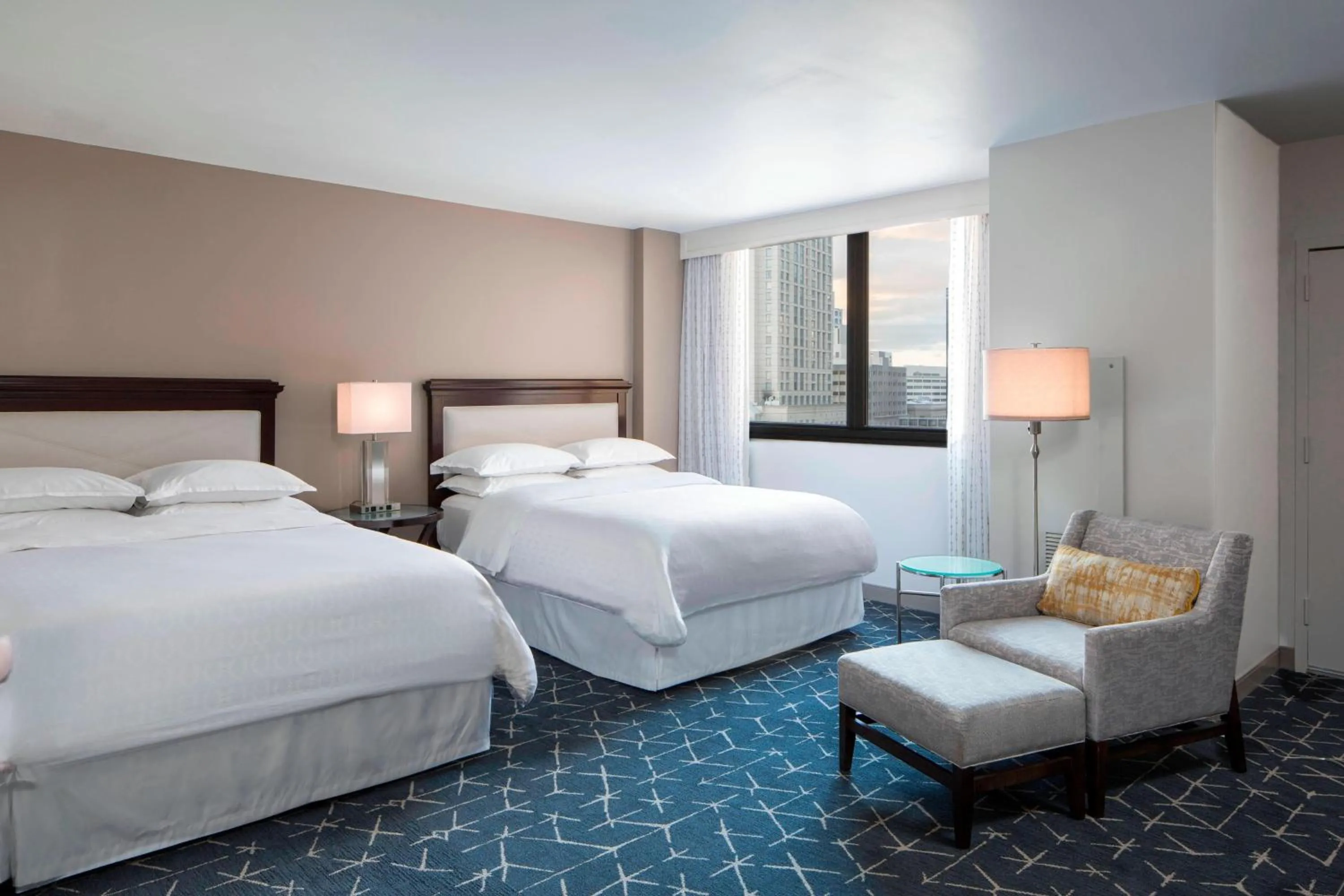 Photo of the whole room, Bed in Sheraton Norfolk Waterside Hotel