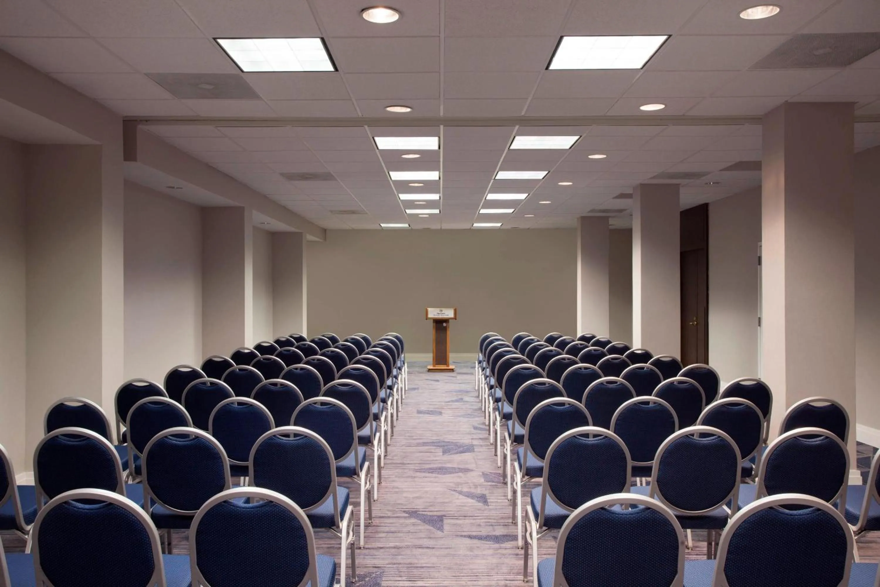 Meeting/conference room in Sheraton Norfolk Waterside Hotel