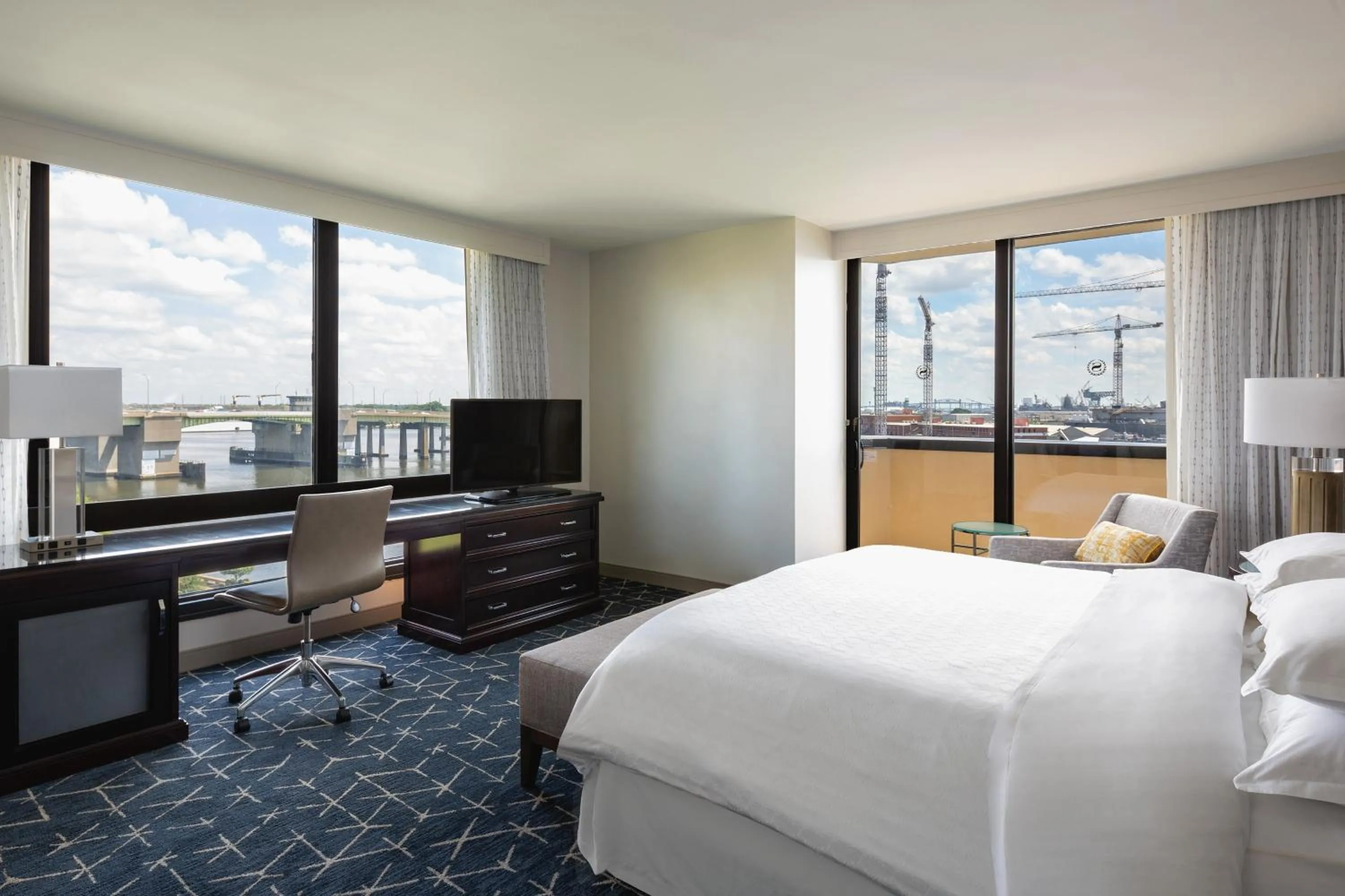 Photo of the whole room, Bed in Sheraton Norfolk Waterside Hotel