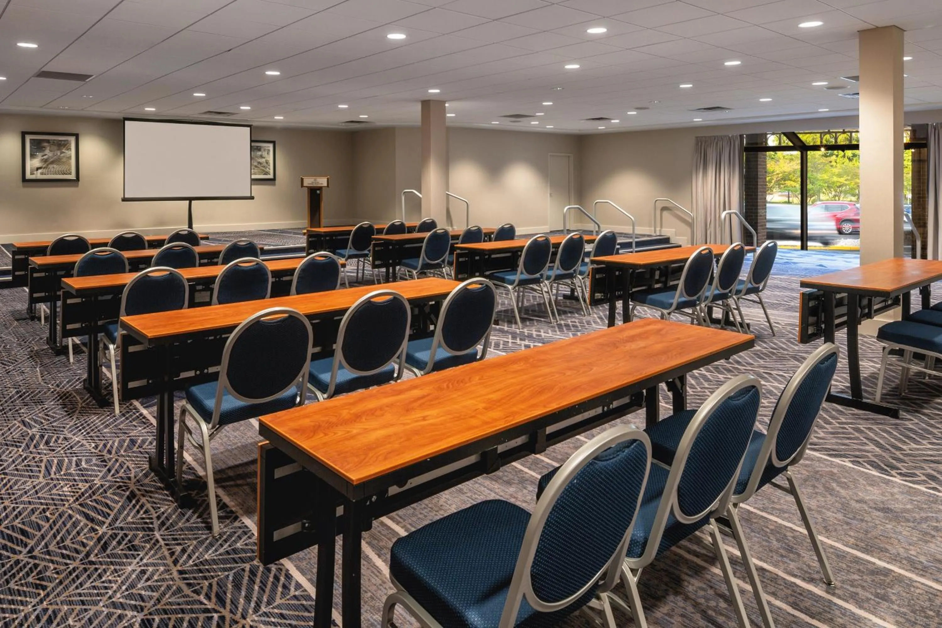 Meeting/conference room in Sheraton Norfolk Waterside Hotel